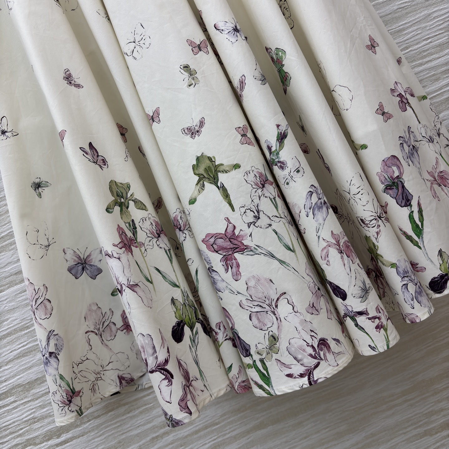 D家 蝴蝶印花半裙 自带温柔滤镜的蝴蝶印花半裙来啦 浅色系底衬水墨感花卉蝴蝶图案 清冷又灵动 大裙摆垂坠