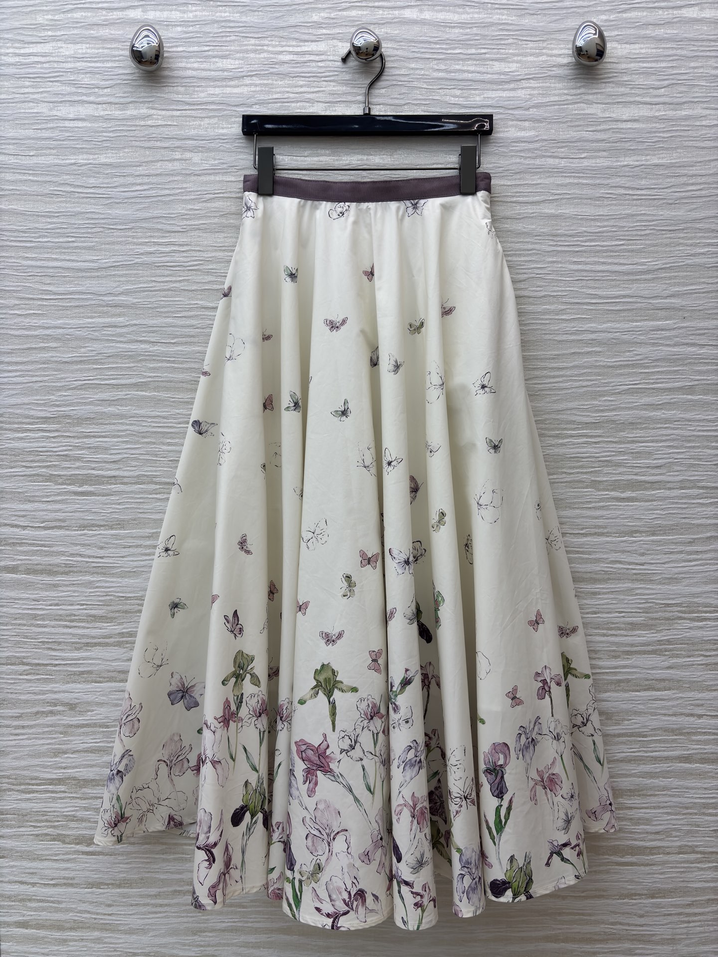 D家 蝴蝶印花半裙 自带温柔滤镜的蝴蝶印花半裙来啦 浅色系底衬水墨感花卉蝴蝶图案 清冷又灵动 大裙摆垂坠