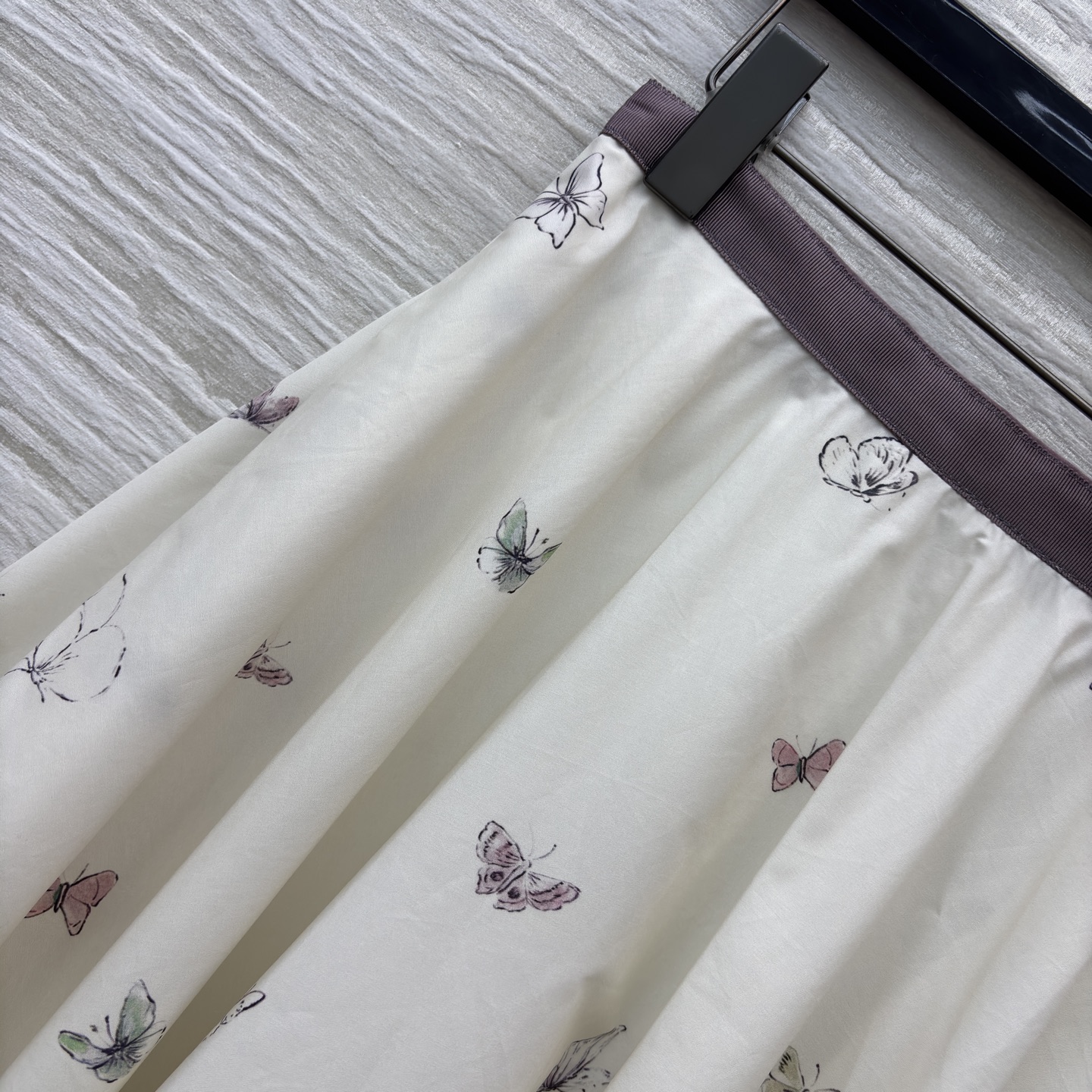 D家 蝴蝶印花半裙 自带温柔滤镜的蝴蝶印花半裙来啦 浅色系底衬水墨感花卉蝴蝶图案 清冷又灵动 大裙摆垂坠