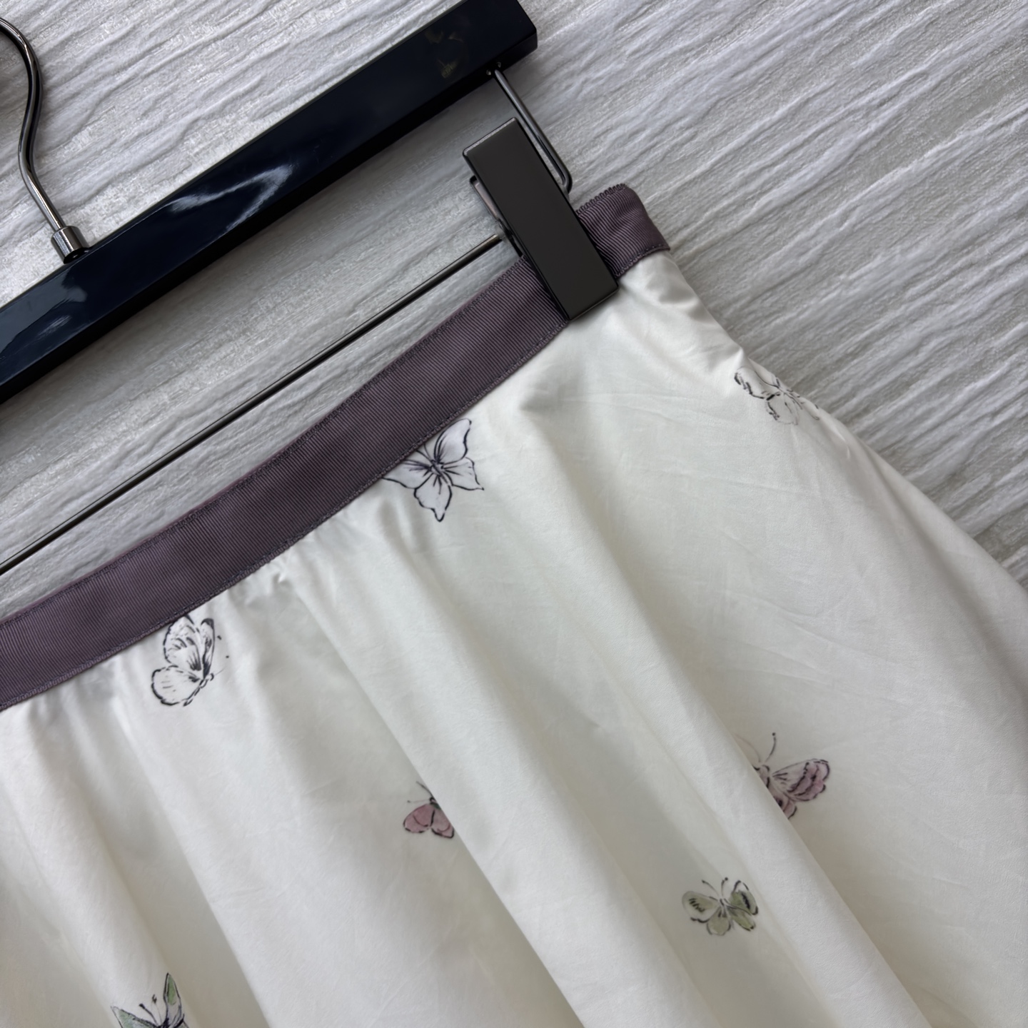 D家 蝴蝶印花半裙 自带温柔滤镜的蝴蝶印花半裙来啦 浅色系底衬水墨感花卉蝴蝶图案 清冷又灵动 大裙摆垂坠