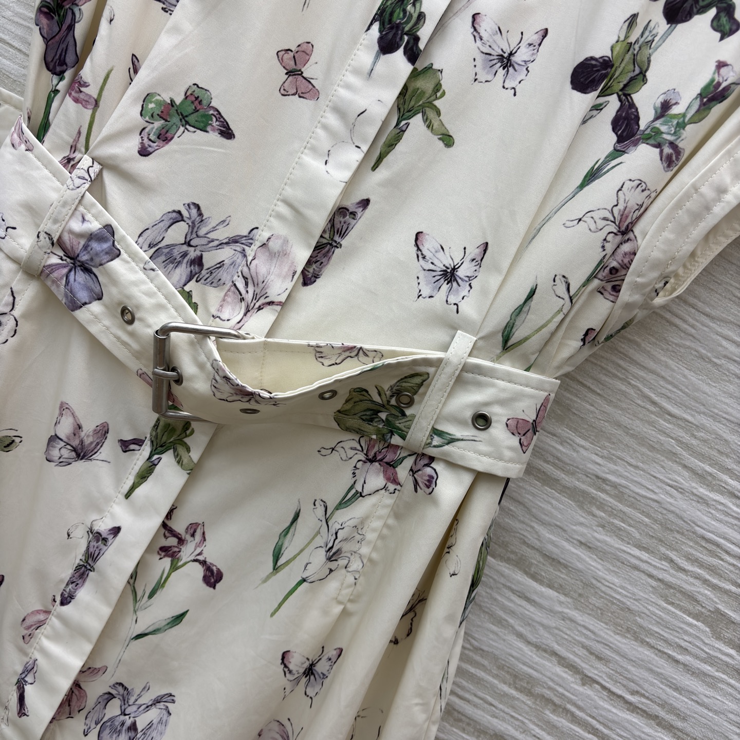 D家 蝴蝶印花衬衫裙 浅调底色衬得水墨感花纹更灵动 短袖收腰系带设计 既能藏肉又能勾勒腰线 日常通勤或轻