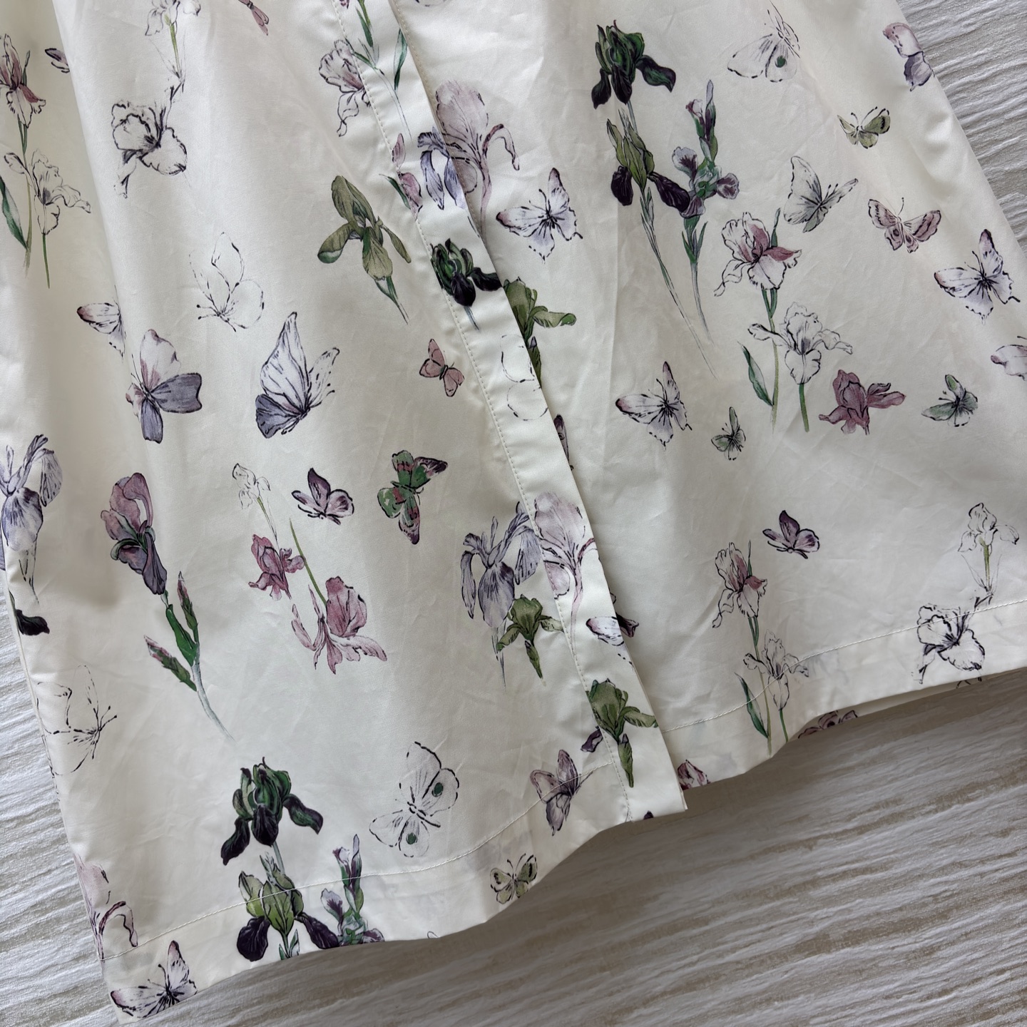 D家 蝴蝶印花衬衫裙 浅调底色衬得水墨感花纹更灵动 短袖收腰系带设计 既能藏肉又能勾勒腰线 日常通勤或轻