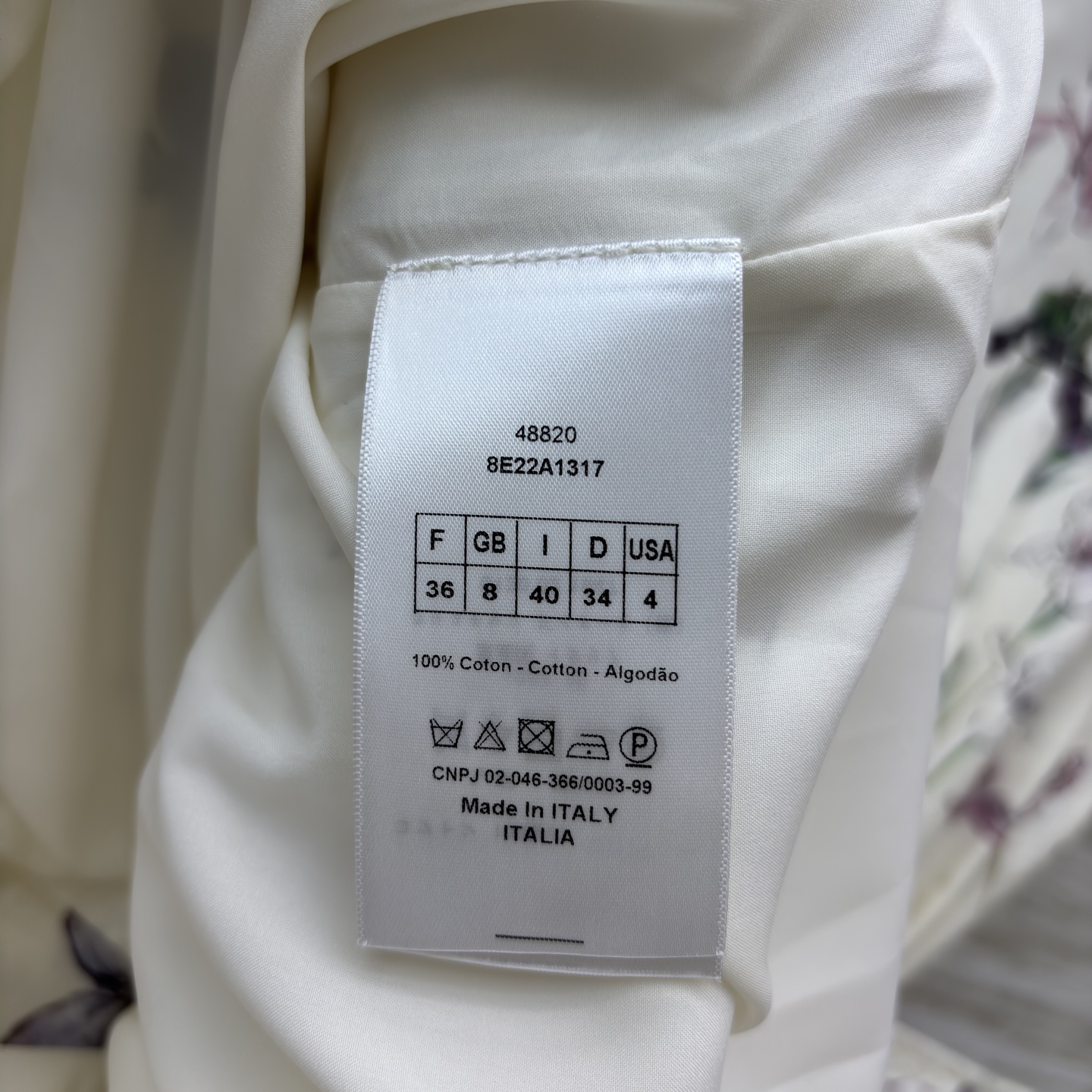 D家 蝴蝶印花衬衫裙 浅调底色衬得水墨感花纹更灵动 短袖收腰系带设计 既能藏肉又能勾勒腰线 日常通勤或轻