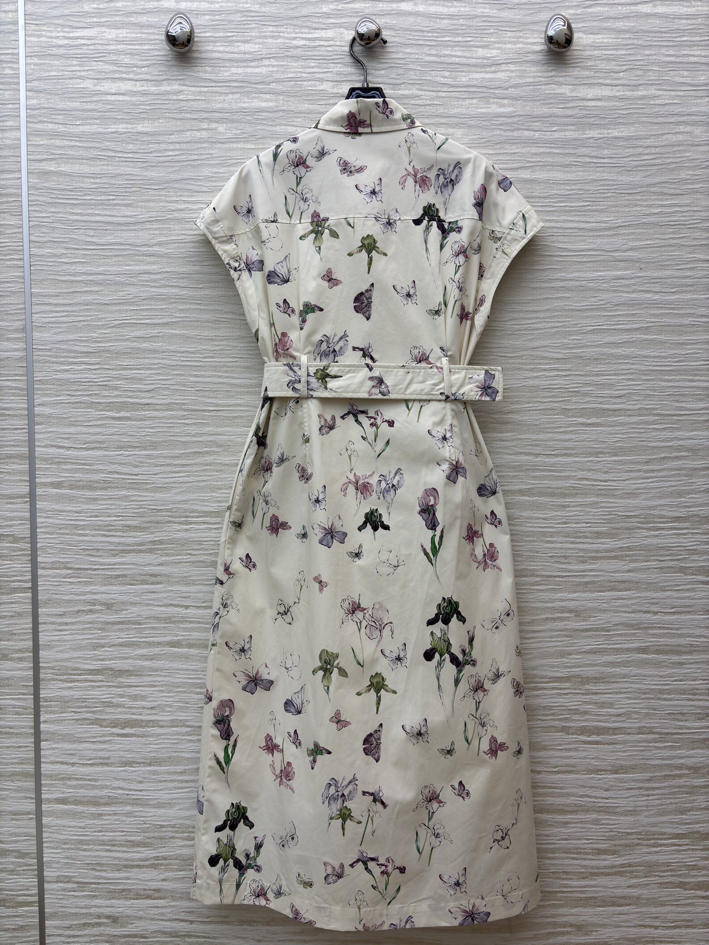 D家 蝴蝶印花衬衫裙 浅调底色衬得水墨感花纹更灵动 短袖收腰系带设计 既能藏肉又能勾勒腰线 日常通勤或轻