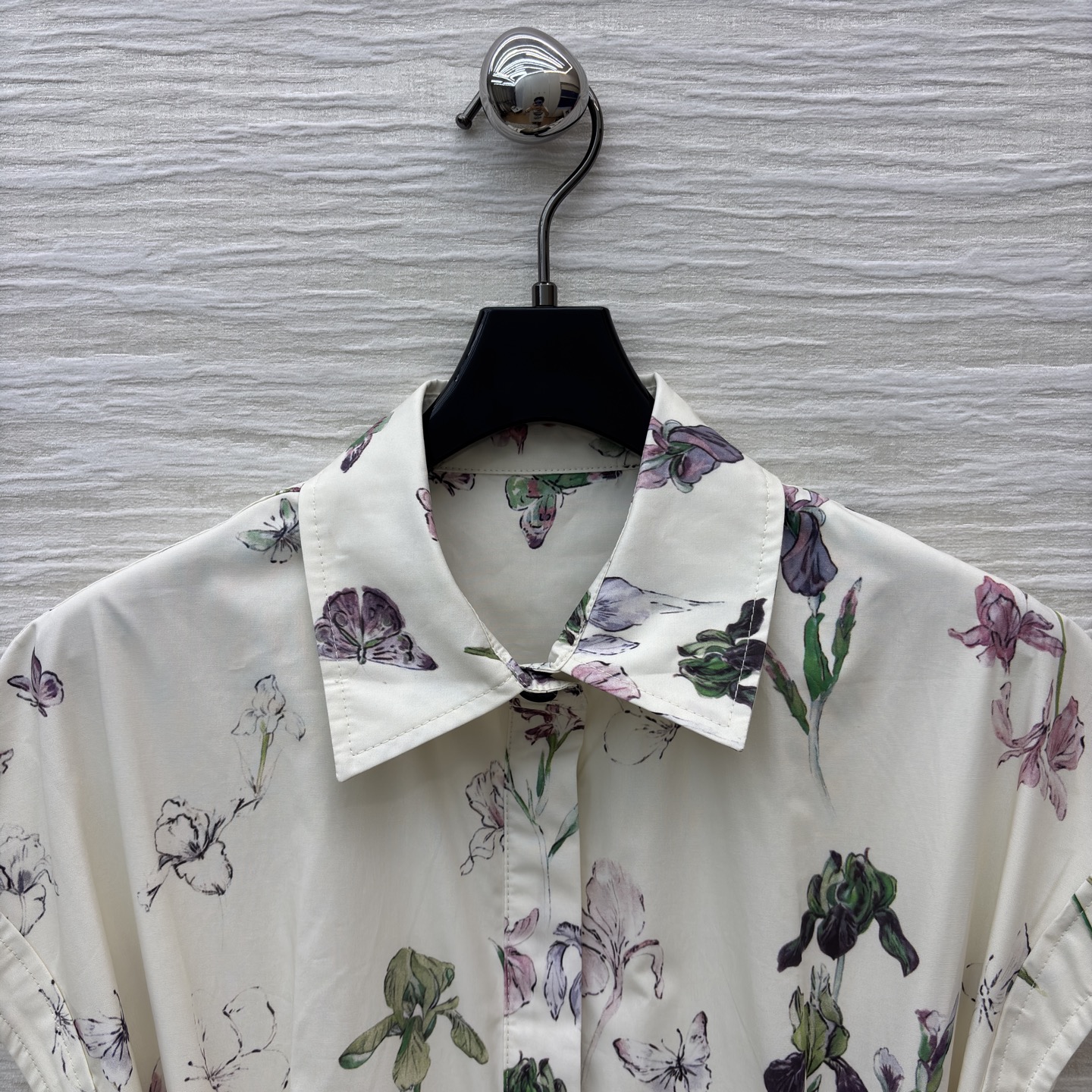 D家 蝴蝶印花衬衫裙 浅调底色衬得水墨感花纹更灵动 短袖收腰系带设计 既能藏肉又能勾勒腰线 日常通勤或轻