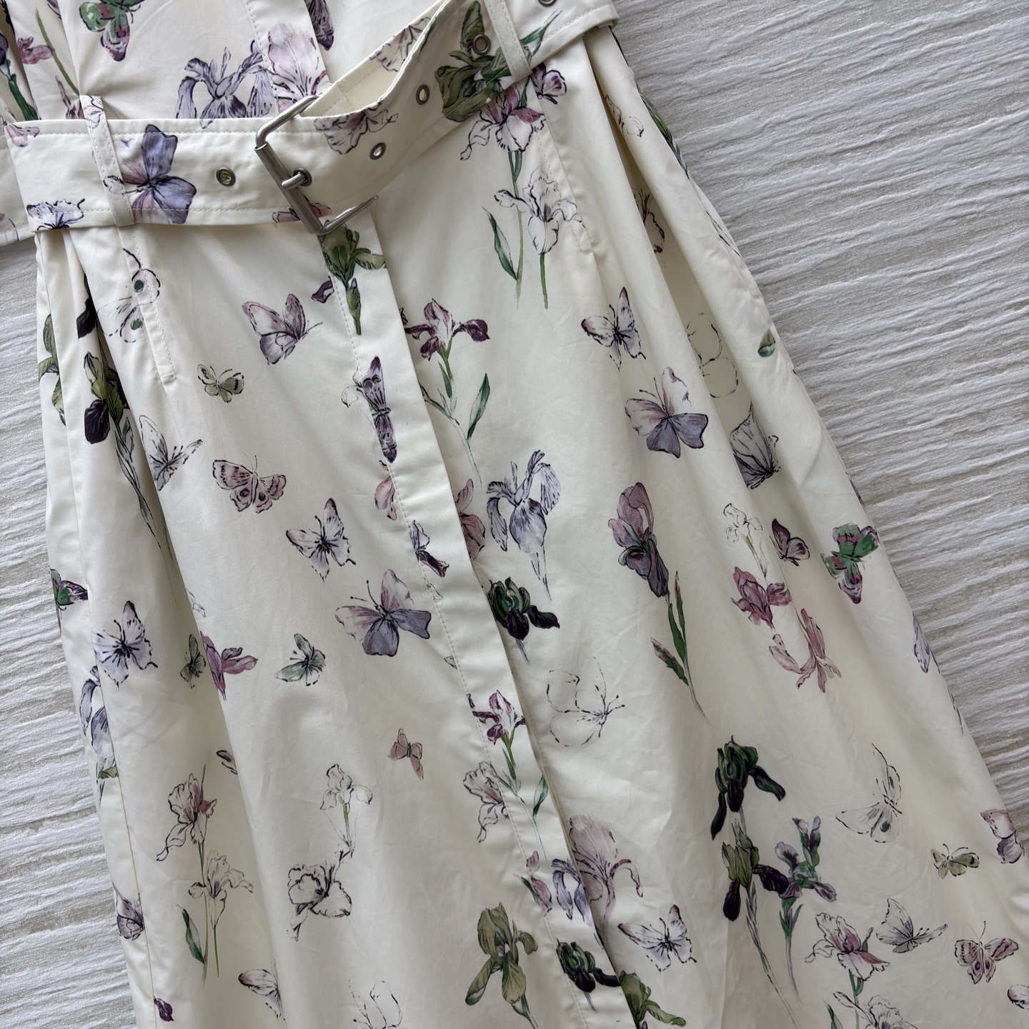 D家 蝴蝶印花衬衫裙 浅调底色衬得水墨感花纹更灵动 短袖收腰系带设计 既能藏肉又能勾勒腰线 日常通勤或轻