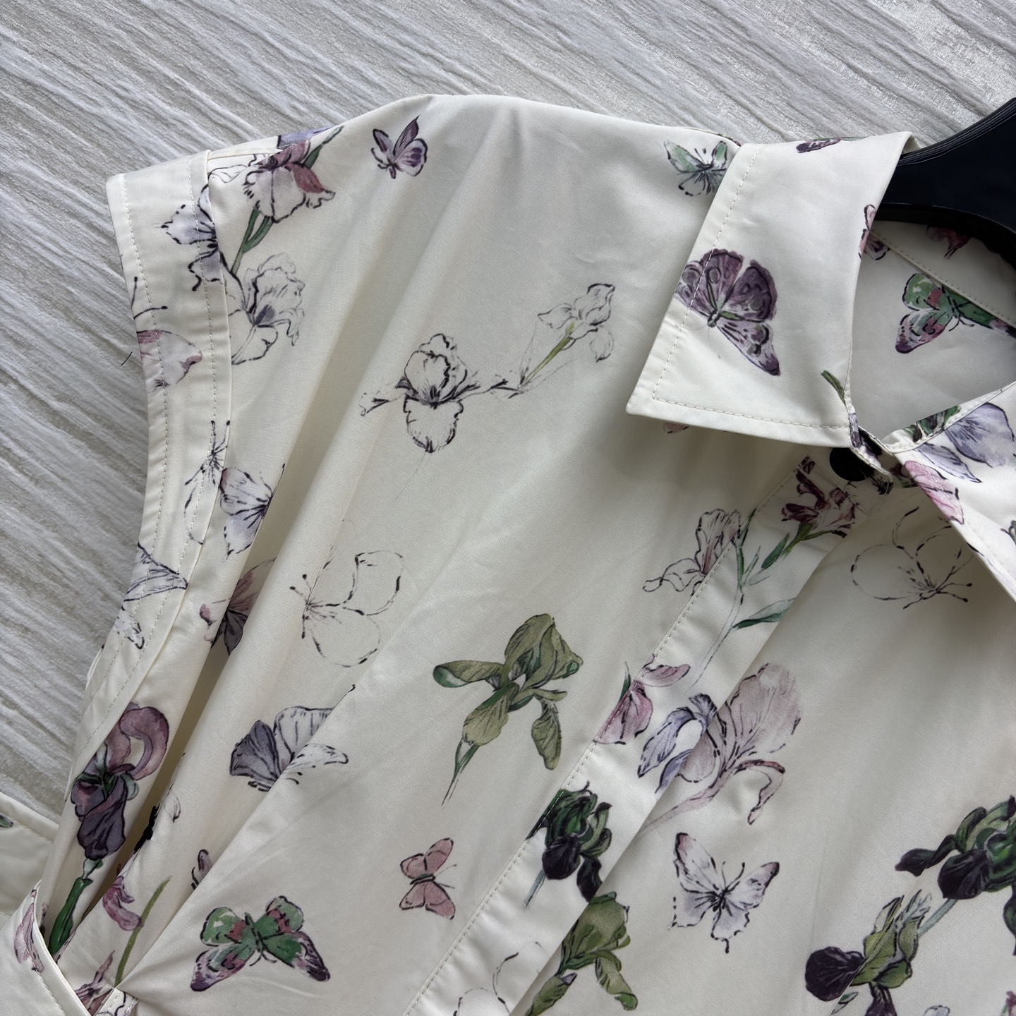 D家 蝴蝶印花衬衫裙 浅调底色衬得水墨感花纹更灵动 短袖收腰系带设计 既能藏肉又能勾勒腰线 日常通勤或轻