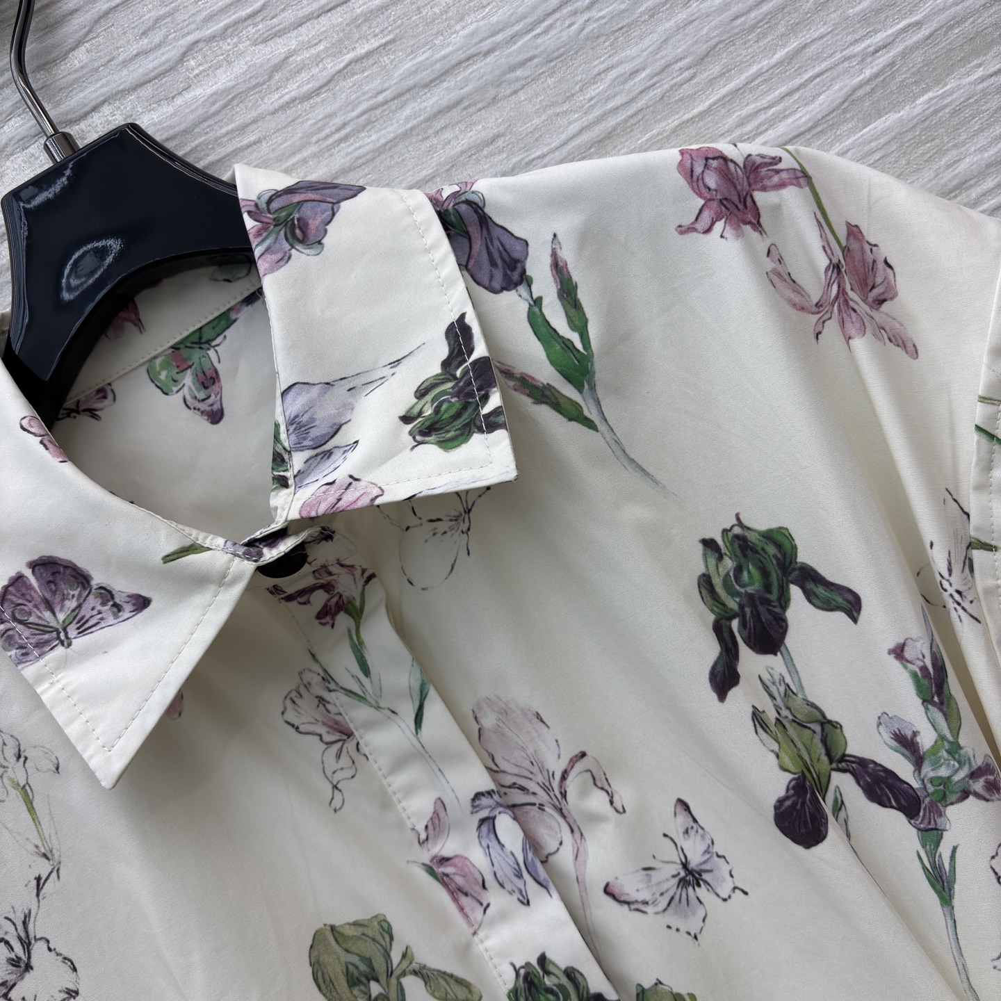 D家 蝴蝶印花衬衫裙 浅调底色衬得水墨感花纹更灵动 短袖收腰系带设计 既能藏肉又能勾勒腰线 日常通勤或轻