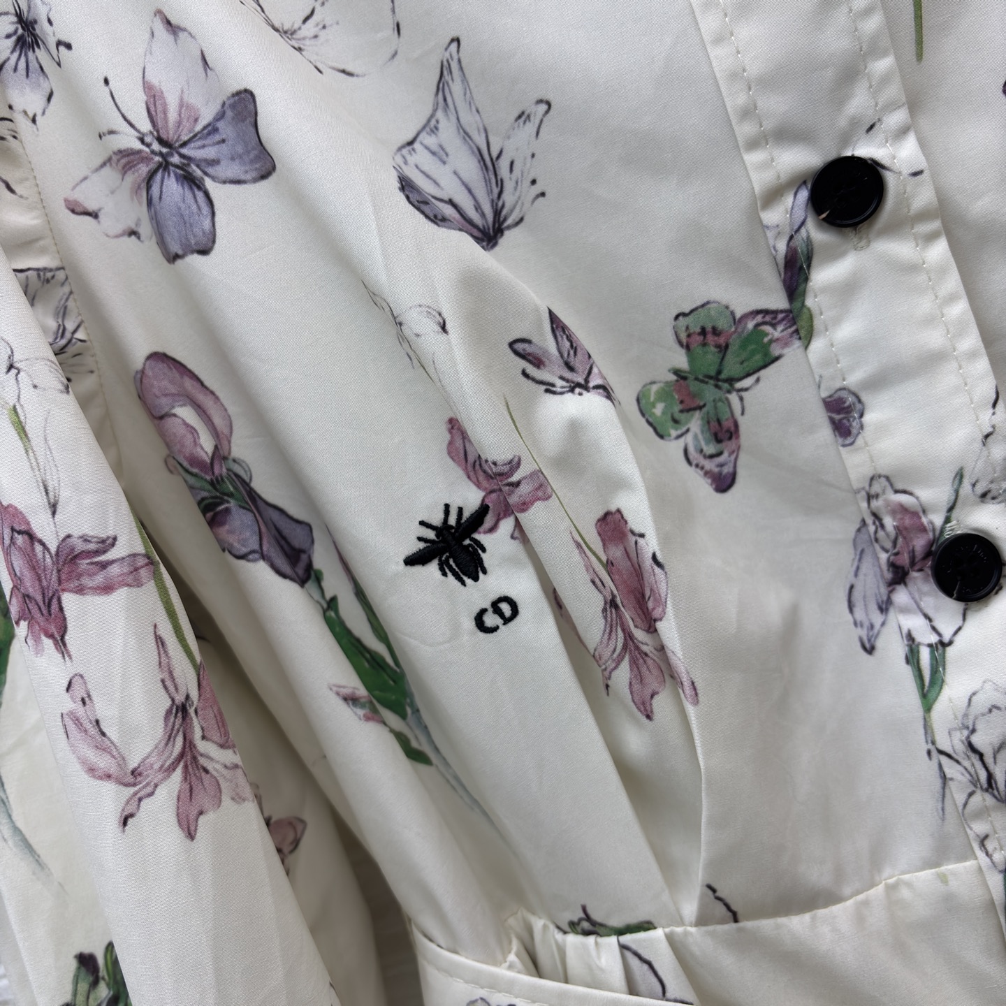 D家 蝴蝶印花长裙 浅调底色衬得花卉蝴蝶纹样清冷又温柔 立领收腰系带 长款版型 既能修饰身形又自带优雅氛