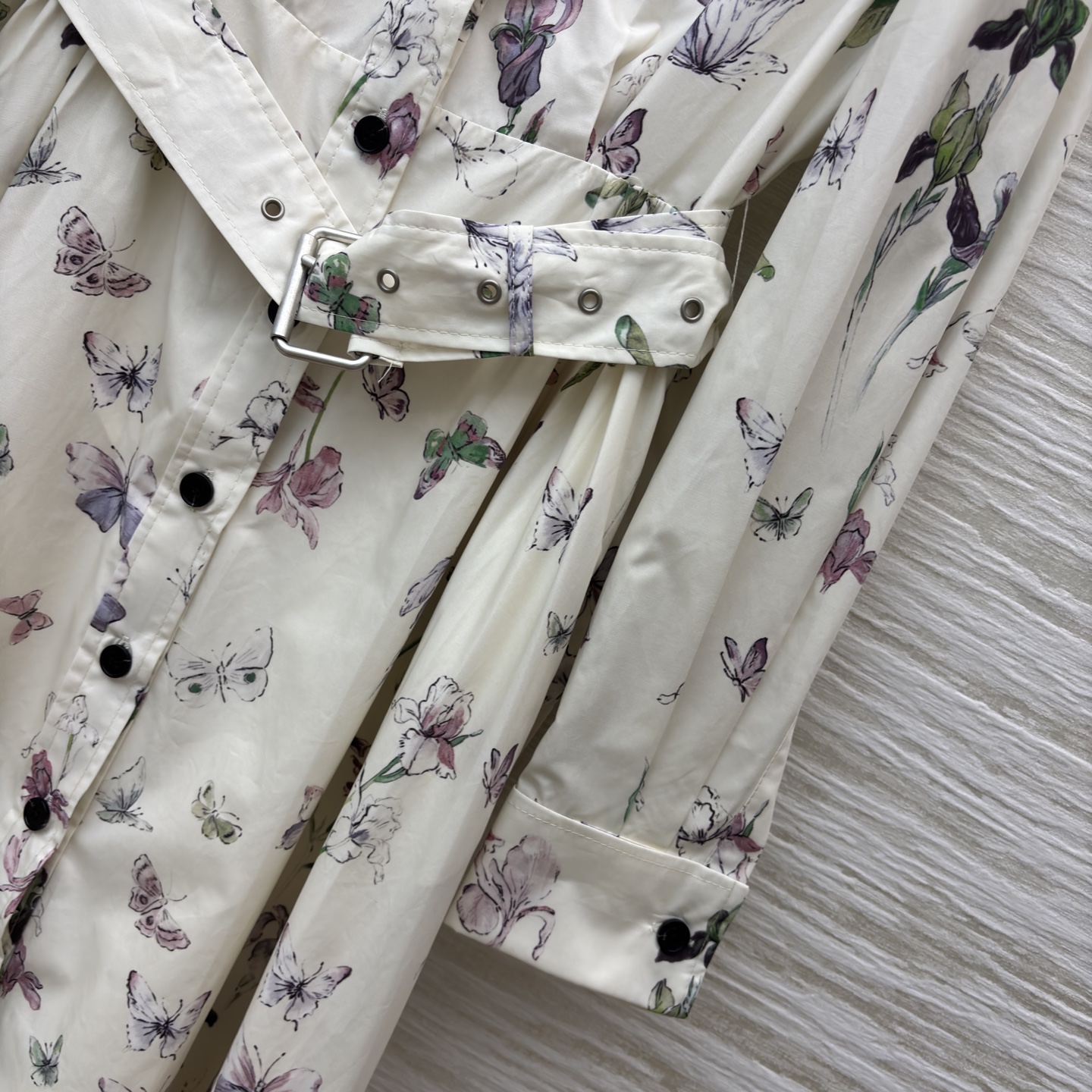 D家 蝴蝶印花长裙 浅调底色衬得花卉蝴蝶纹样清冷又温柔 立领收腰系带 长款版型 既能修饰身形又自带优雅氛