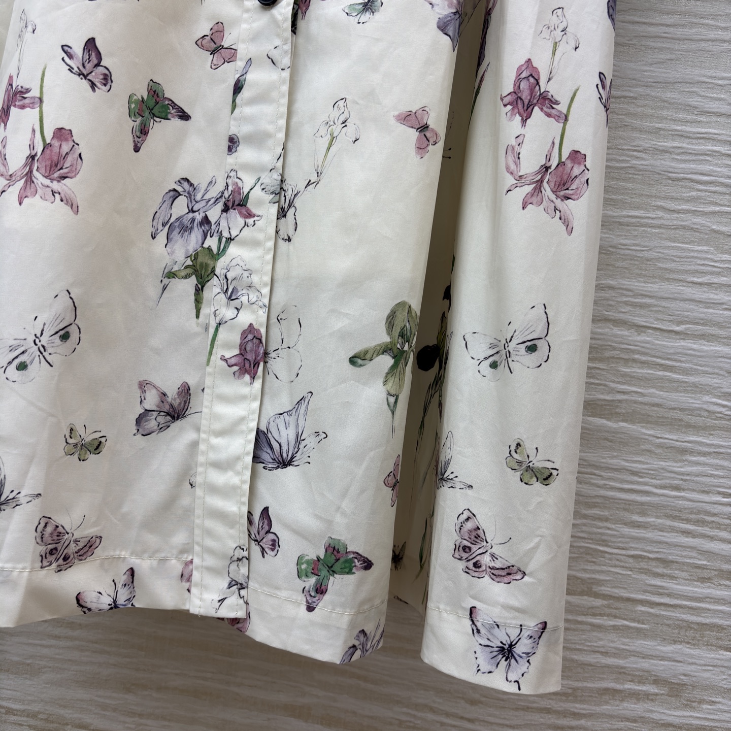 D家 蝴蝶印花长裙 浅调底色衬得花卉蝴蝶纹样清冷又温柔 立领收腰系带 长款版型 既能修饰身形又自带优雅氛