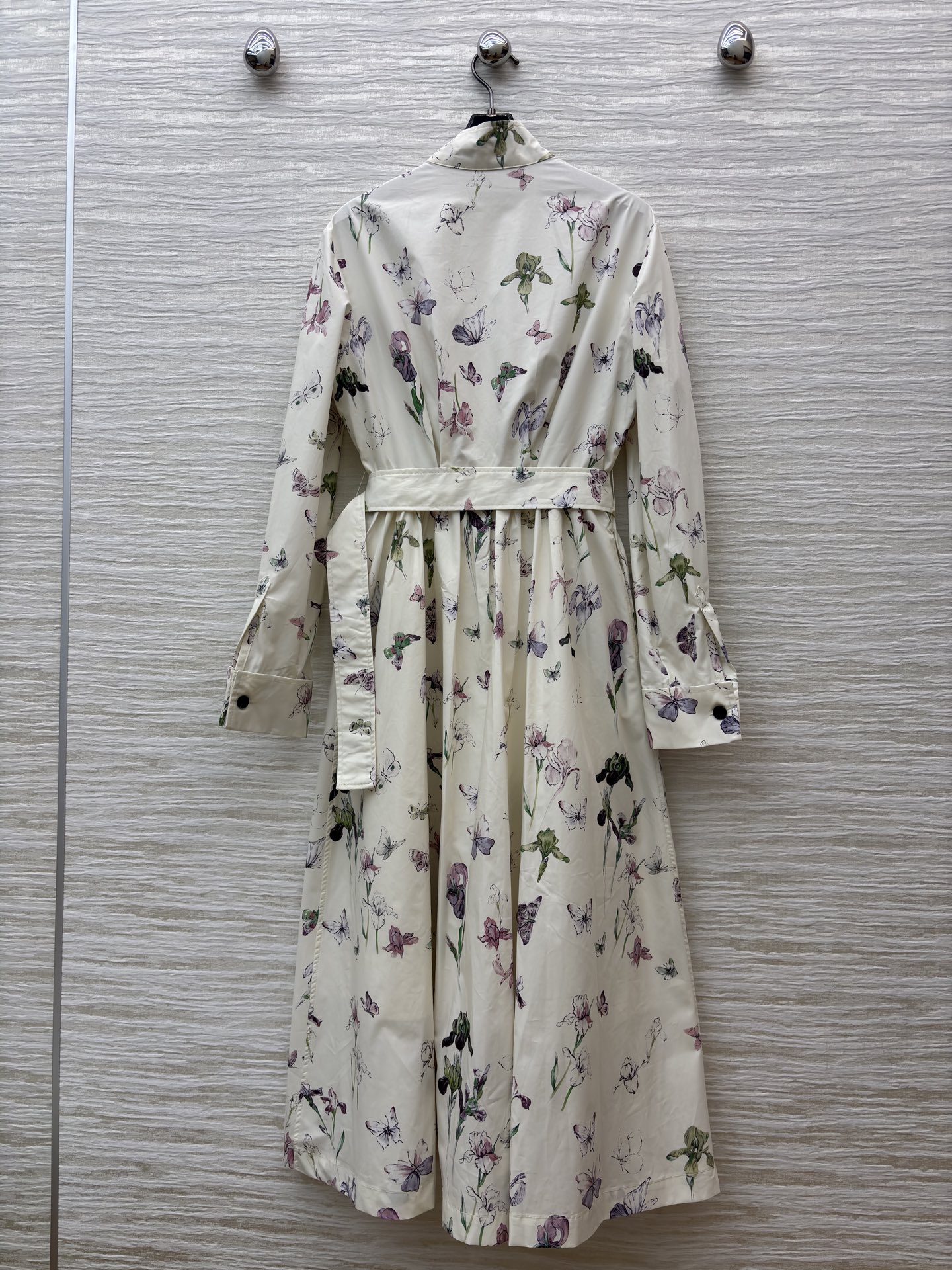 D家 蝴蝶印花长裙 浅调底色衬得花卉蝴蝶纹样清冷又温柔 立领收腰系带 长款版型 既能修饰身形又自带优雅氛