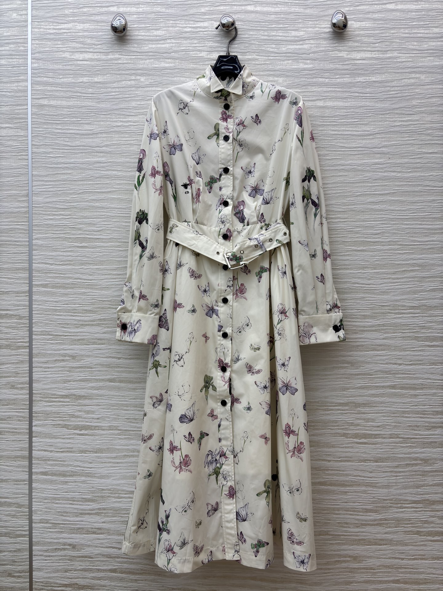 D家 蝴蝶印花长裙 浅调底色衬得花卉蝴蝶纹样清冷又温柔 立领收腰系带 长款版型 既能修饰身形又自带优雅氛