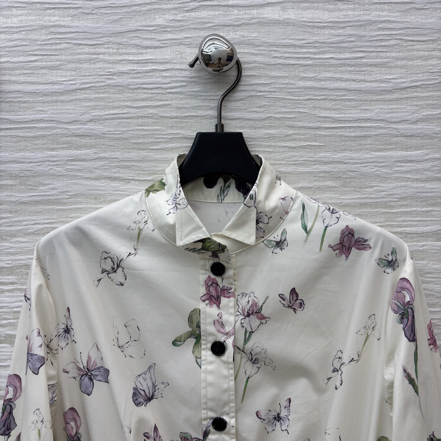 D家 蝴蝶印花长裙 浅调底色衬得花卉蝴蝶纹样清冷又温柔 立领收腰系带 长款版型 既能修饰身形又自带优雅氛