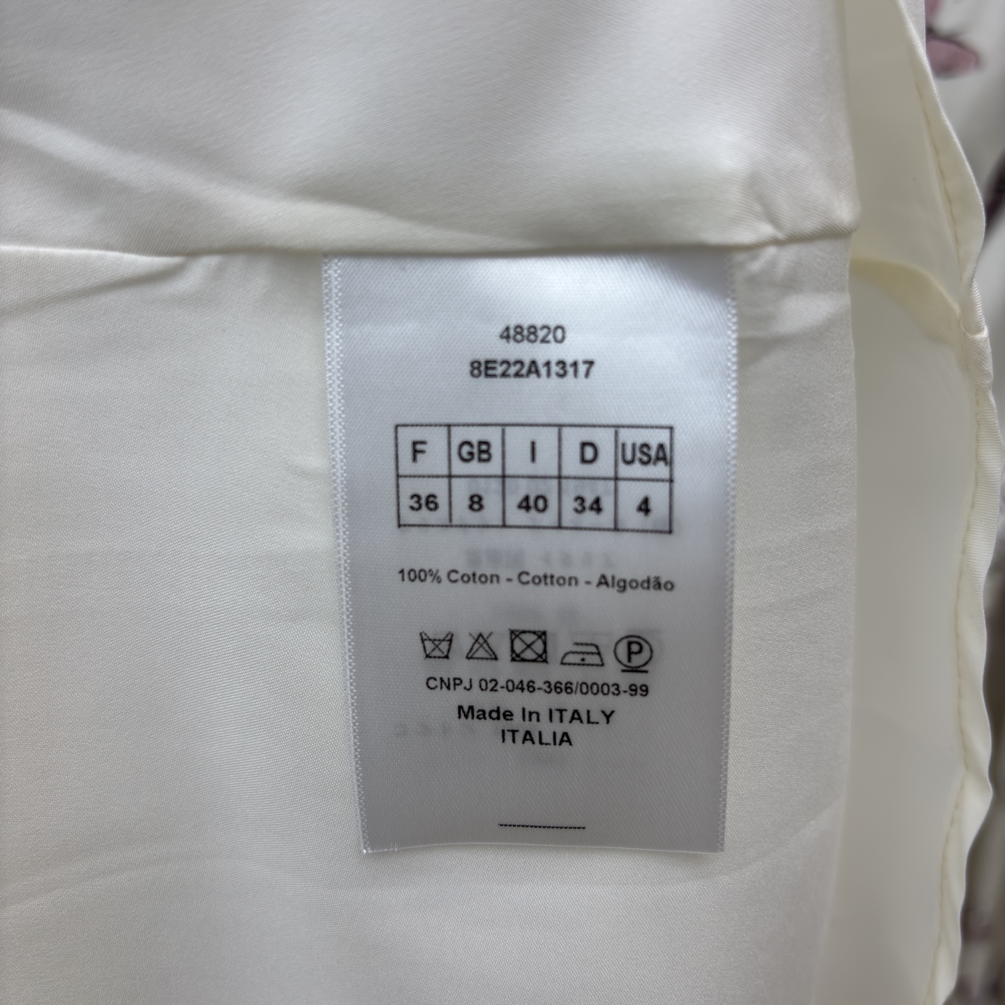 D家 蝴蝶印花长裙 浅调底色衬得花卉蝴蝶纹样清冷又温柔 立领收腰系带 长款版型 既能修饰身形又自带优雅氛