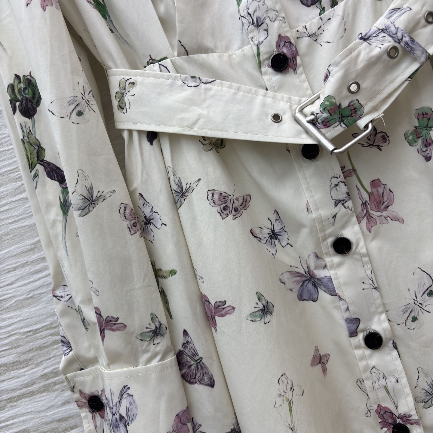 D家 蝴蝶印花长裙 浅调底色衬得花卉蝴蝶纹样清冷又温柔 立领收腰系带 长款版型 既能修饰身形又自带优雅氛