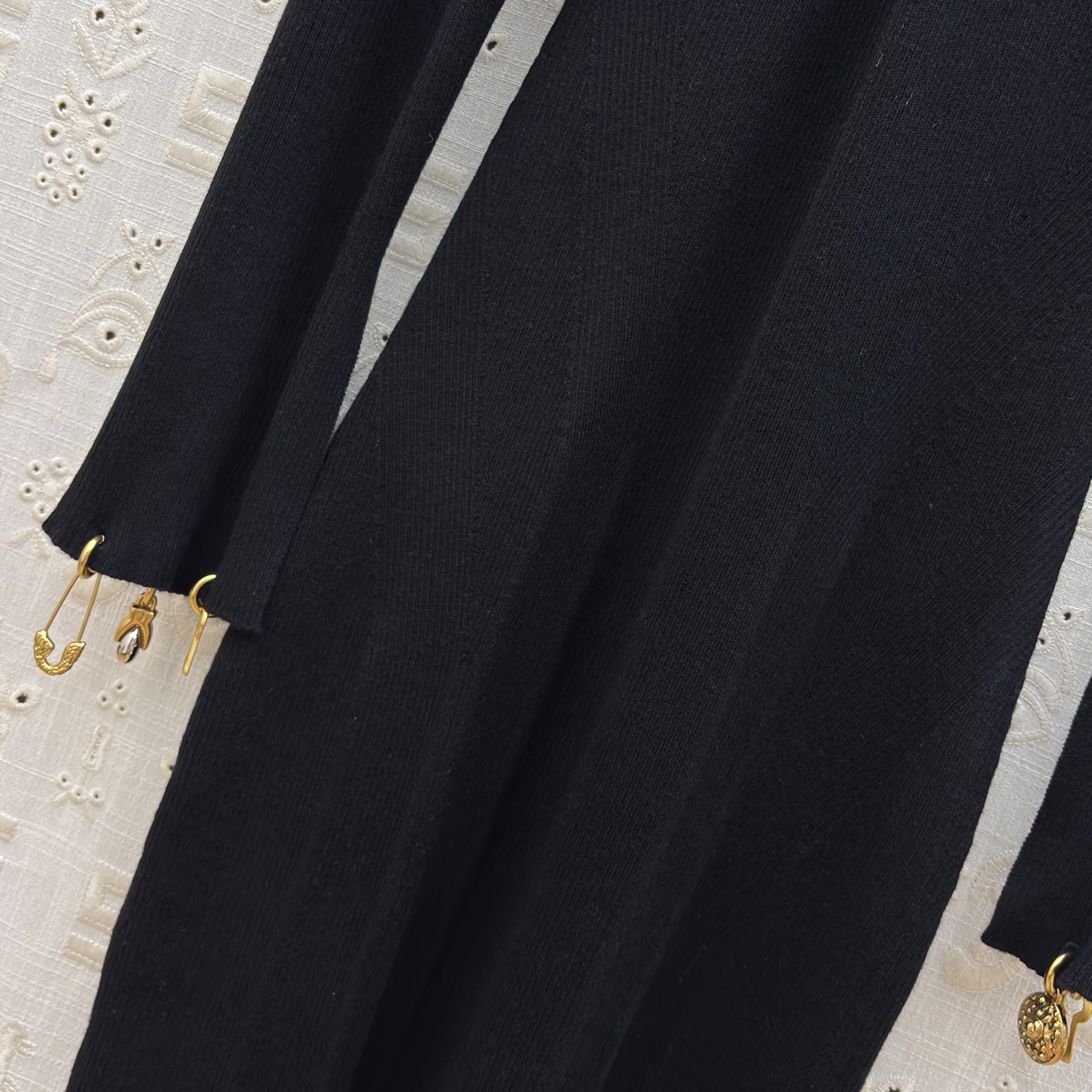 Sch 26新款 异形金属扣针织连衣裙太戳审美啦 V领+立体胸围结 温柔又带点小精致~干修身款把曲线裹得