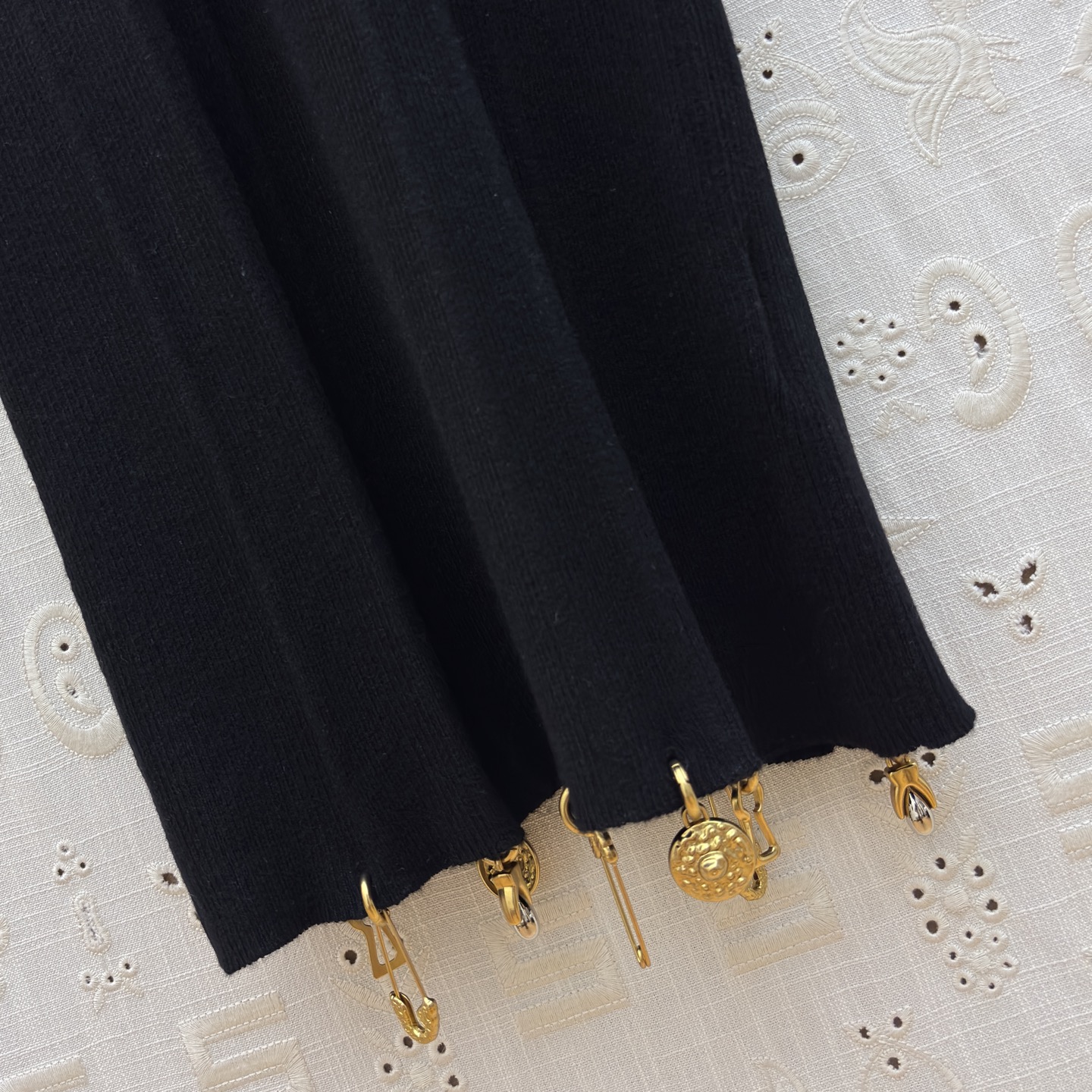 Sch 26新款 异形金属扣针织连衣裙太戳审美啦 V领+立体胸围结 温柔又带点小精致~干修身款把曲线裹得