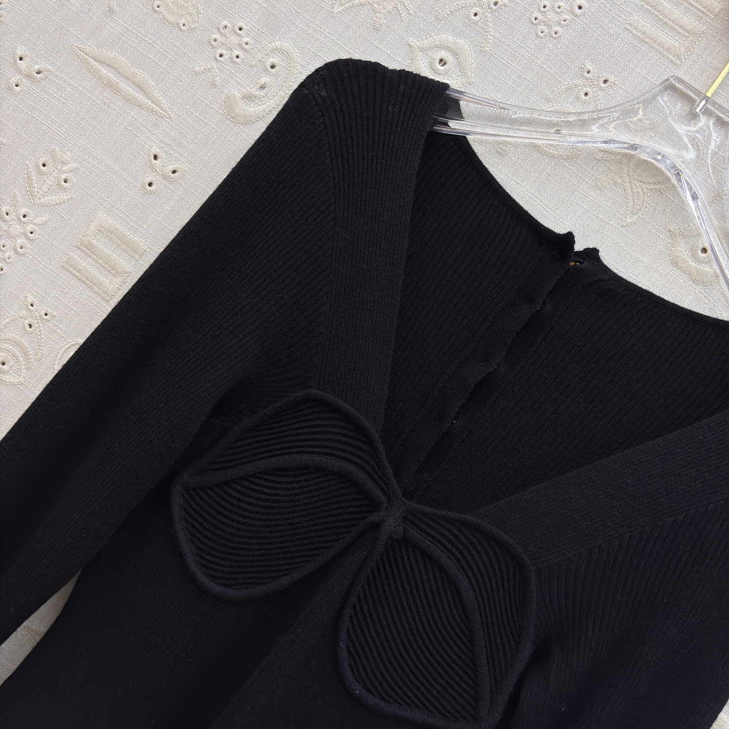 Sch 26新款 异形金属扣针织连衣裙太戳审美啦 V领+立体胸围结 温柔又带点小精致~干修身款把曲线裹得