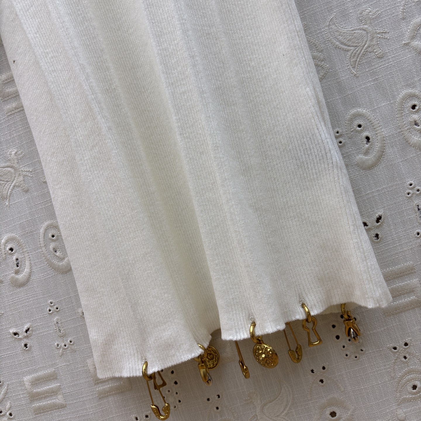 Sch 26新款 异形金属扣针织连衣裙太戳审美啦 V领+立体胸围结 温柔又带点小精致~干修身款把曲线裹得