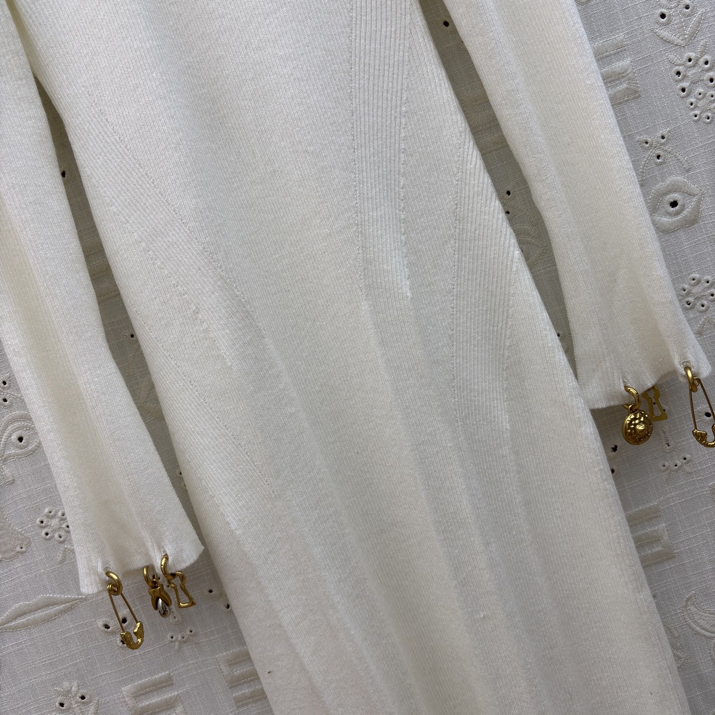 Sch 26新款 异形金属扣针织连衣裙太戳审美啦 V领+立体胸围结 温柔又带点小精致~干修身款把曲线裹得