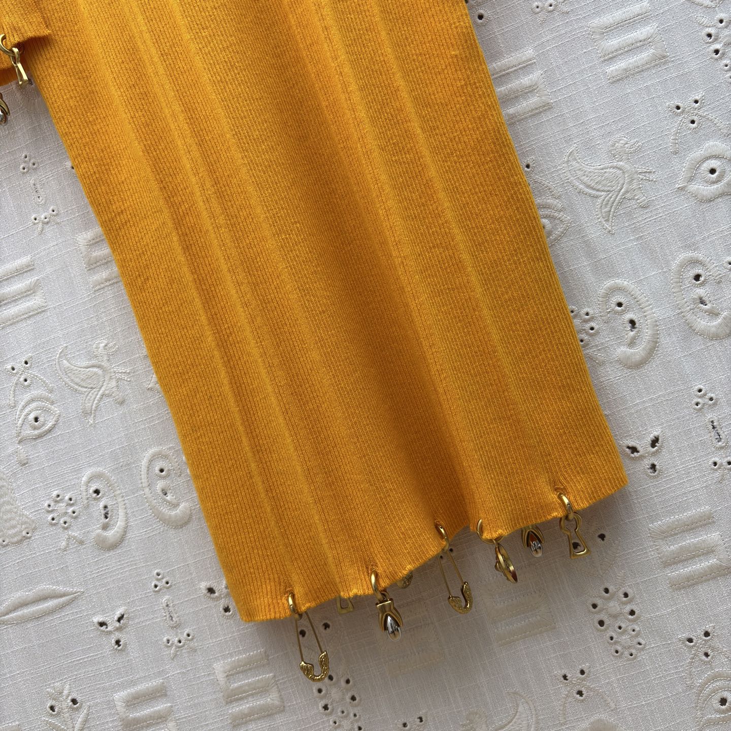 Sch 26新款 异形金属扣针织连衣裙太戳审美啦 V领+立体胸围结 温柔又带点小精致~干修身款把曲线裹得