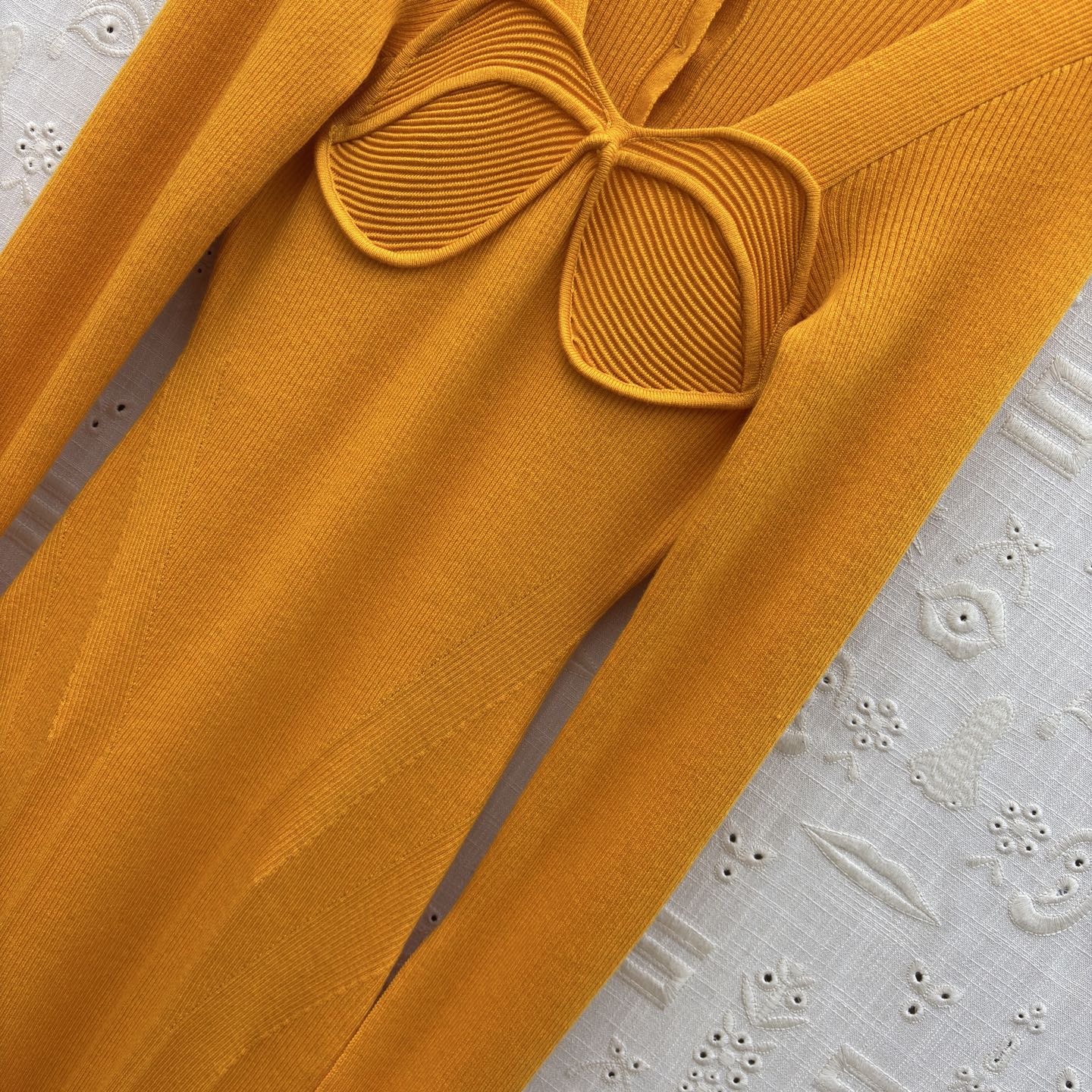 Sch 26新款 异形金属扣针织连衣裙太戳审美啦 V领+立体胸围结 温柔又带点小精致~干修身款把曲线裹得