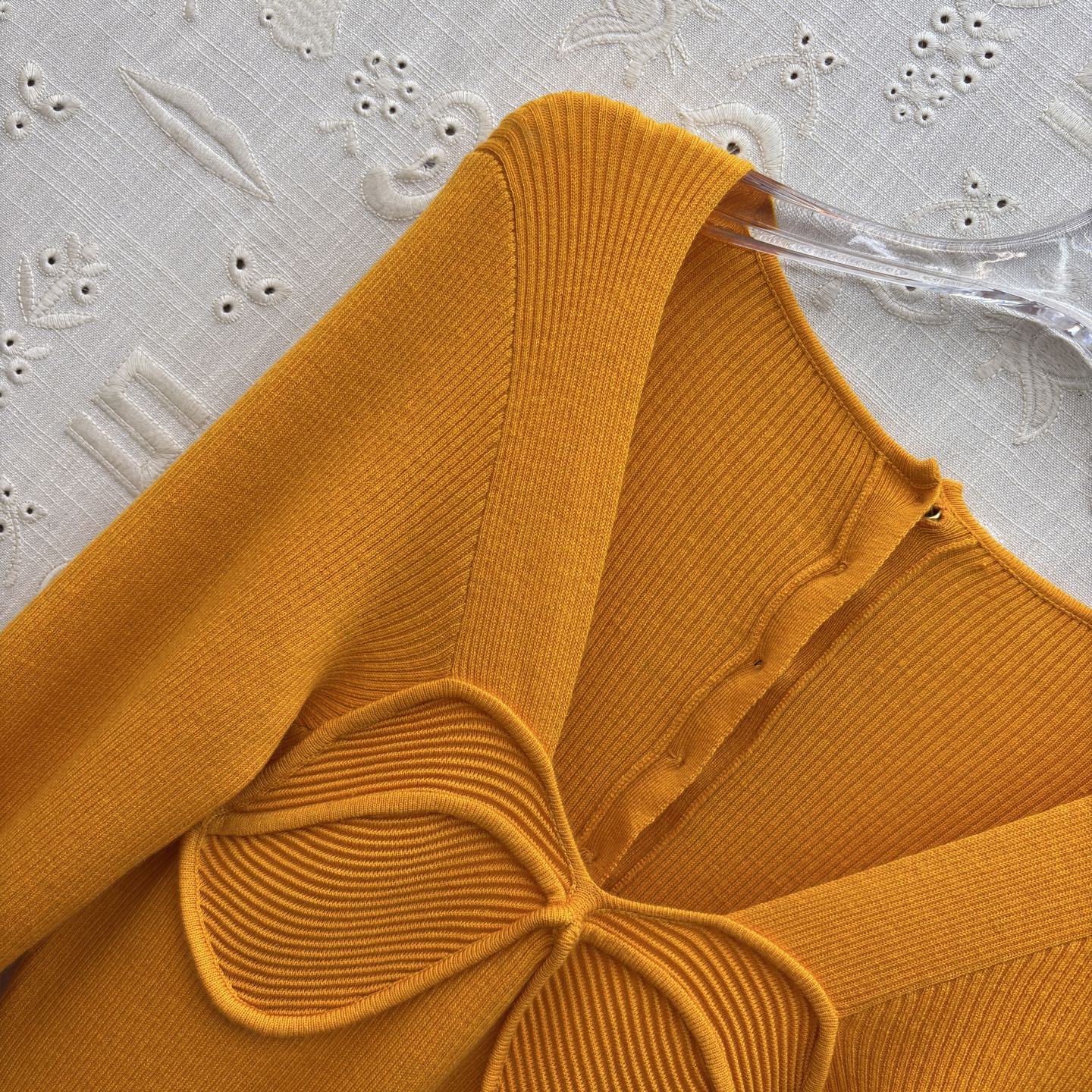 Sch 26新款 异形金属扣针织连衣裙太戳审美啦 V领+立体胸围结 温柔又带点小精致~干修身款把曲线裹得