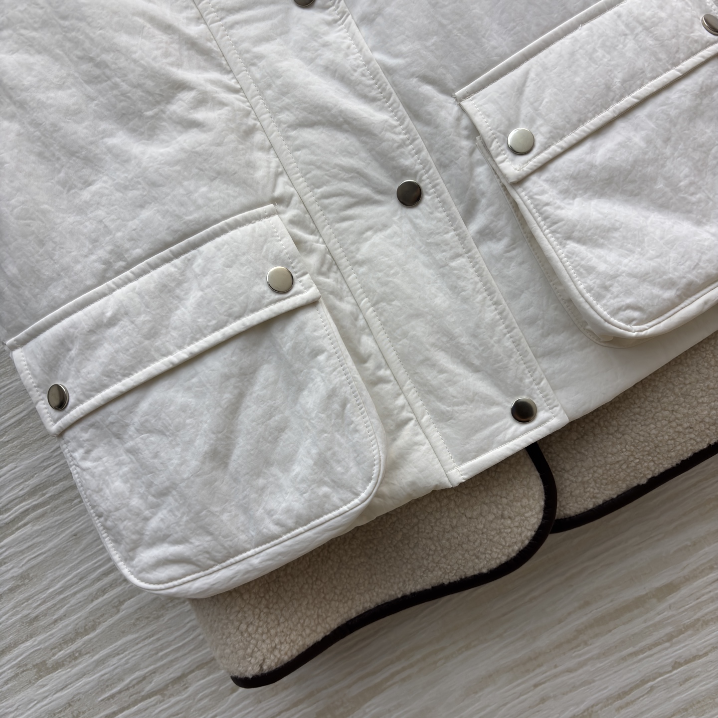 Low翻领两件套马甲 这波秋冬马甲直接拿捏氛围感 两件套设计太会了 羊羔毛领暖乎乎的 外搭防风面料 内搭