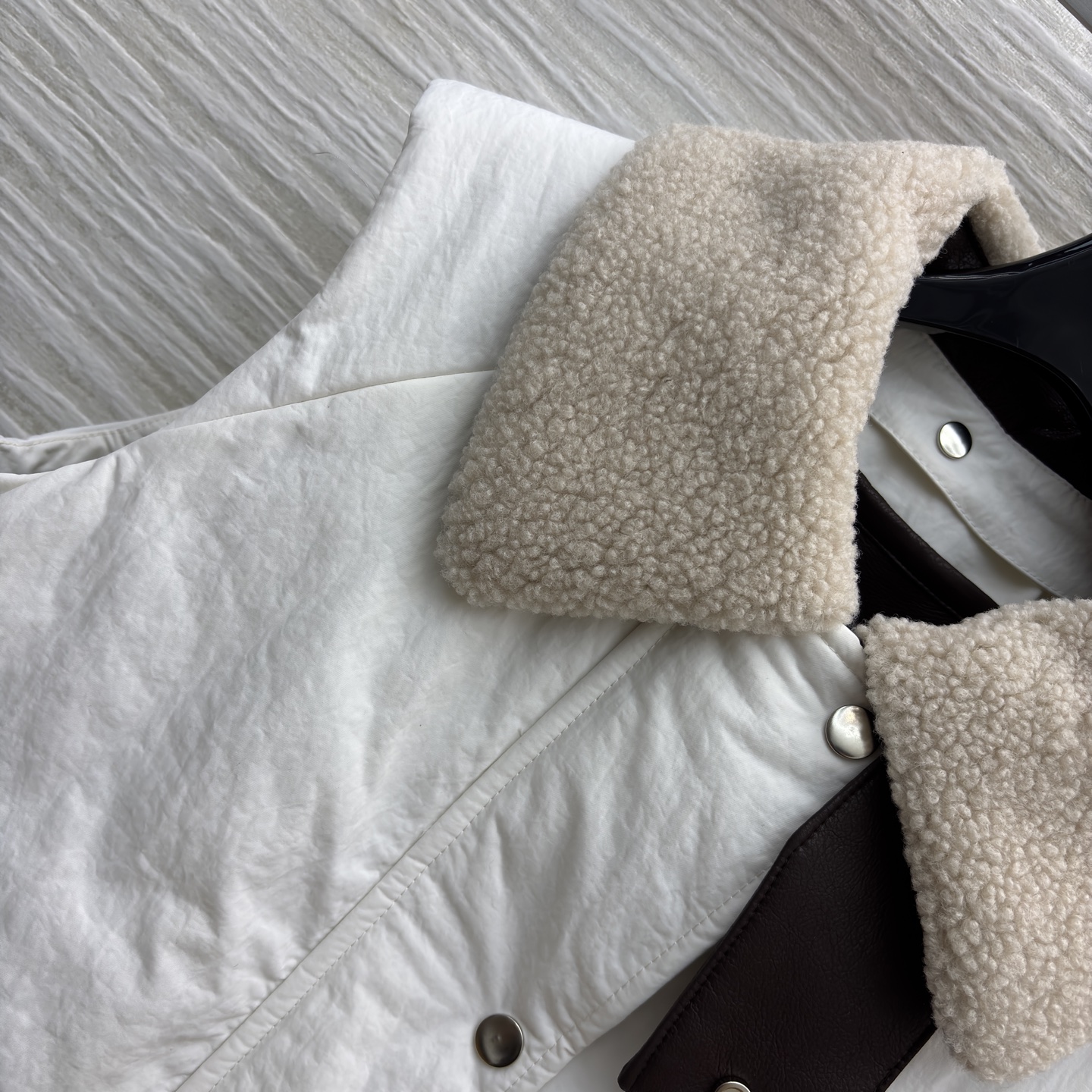 Low翻领两件套马甲 这波秋冬马甲直接拿捏氛围感 两件套设计太会了 羊羔毛领暖乎乎的 外搭防风面料 内搭