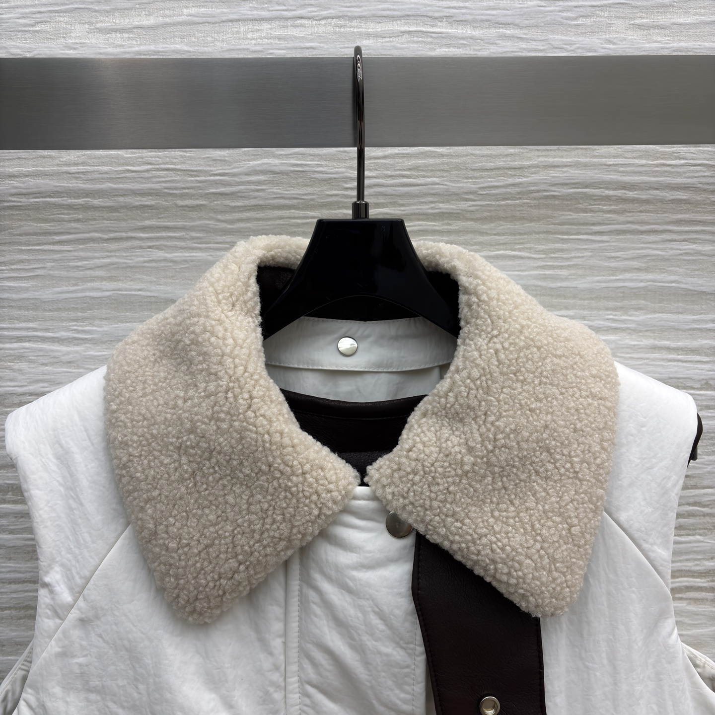 Low翻领两件套马甲 这波秋冬马甲直接拿捏氛围感 两件套设计太会了 羊羔毛领暖乎乎的 外搭防风面料 内搭