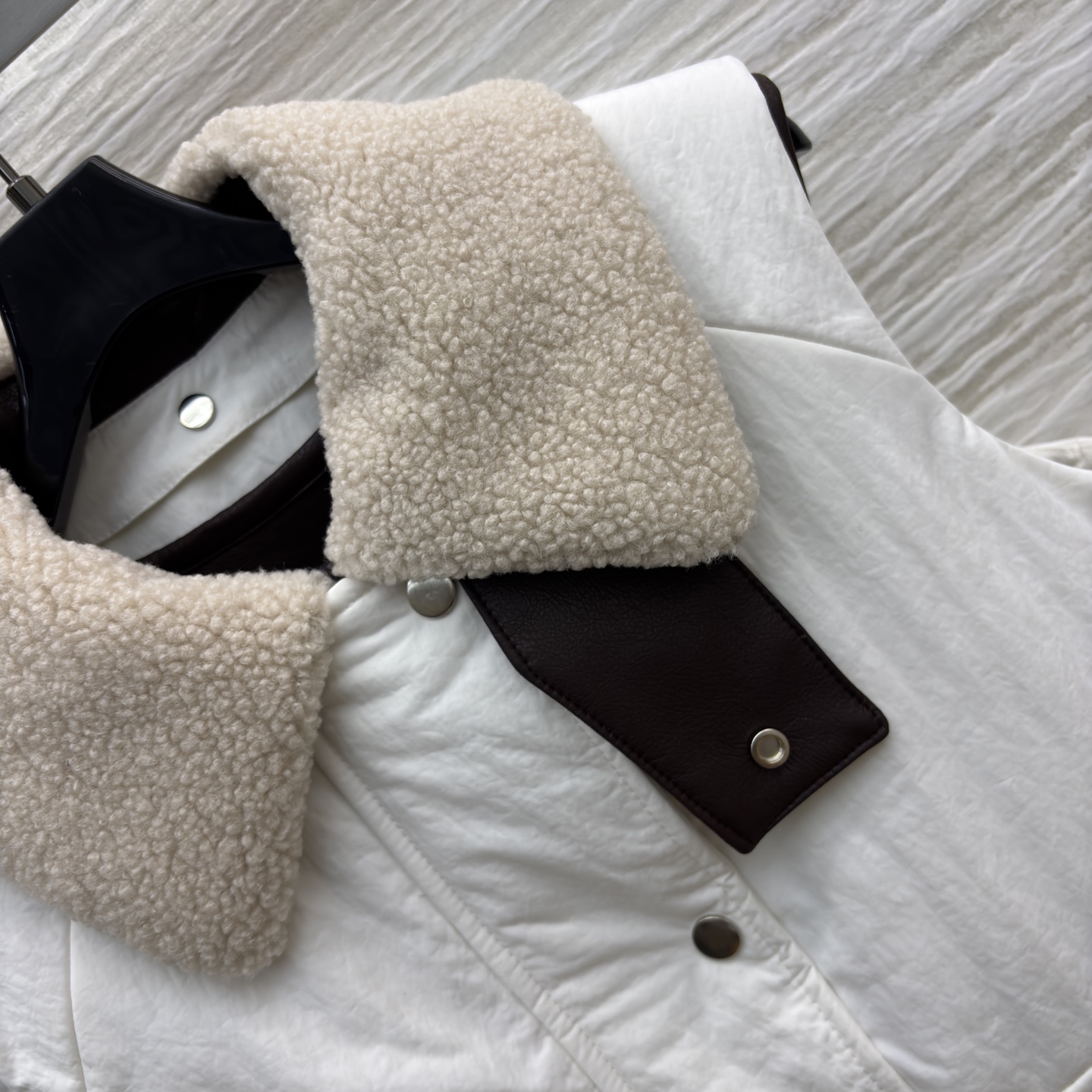 Low翻领两件套马甲 这波秋冬马甲直接拿捏氛围感 两件套设计太会了 羊羔毛领暖乎乎的 外搭防风面料 内搭