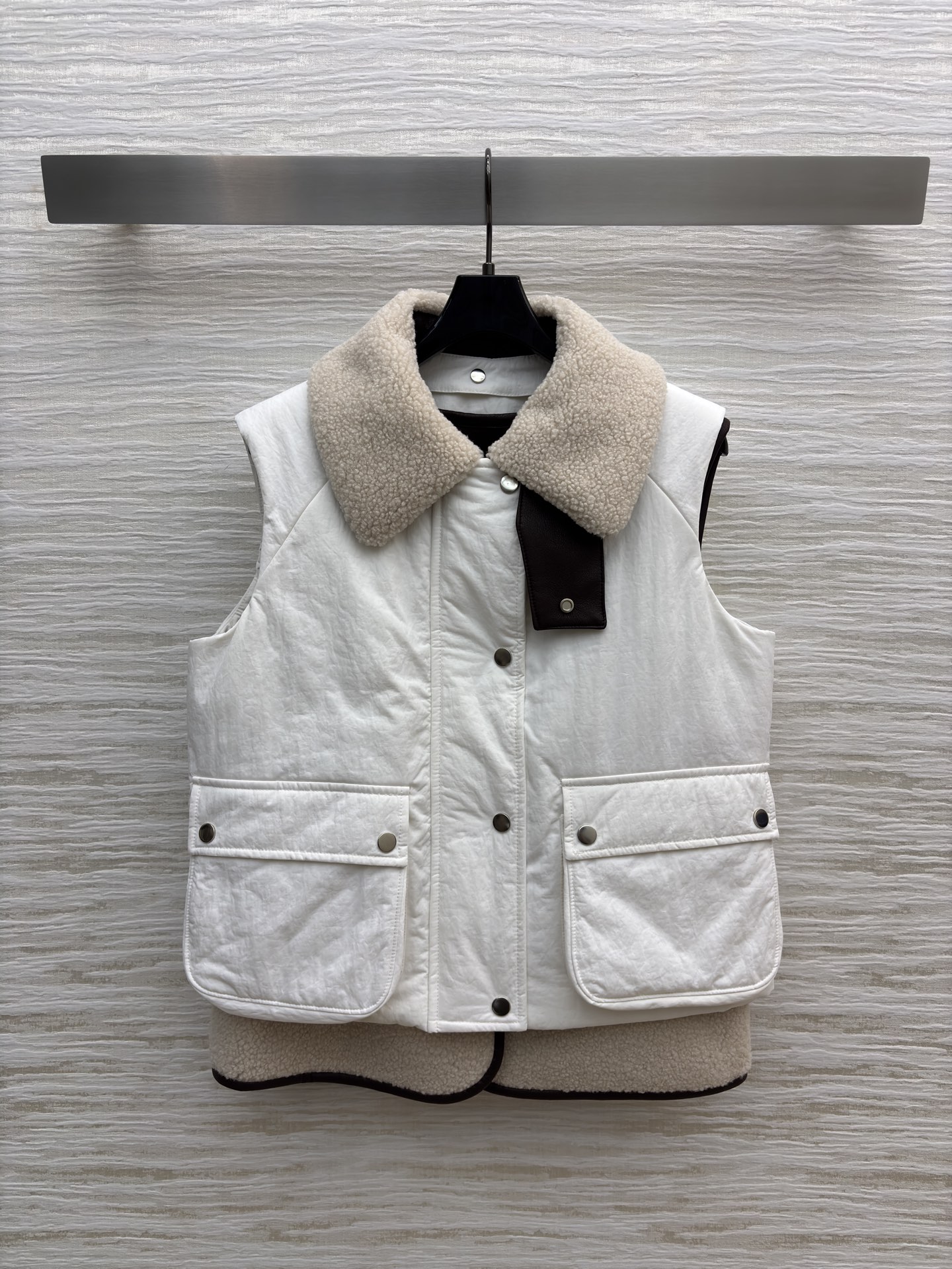 Low翻领两件套马甲 这波秋冬马甲直接拿捏氛围感 两件套设计太会了 羊羔毛领暖乎乎的 外搭防风面料 内搭