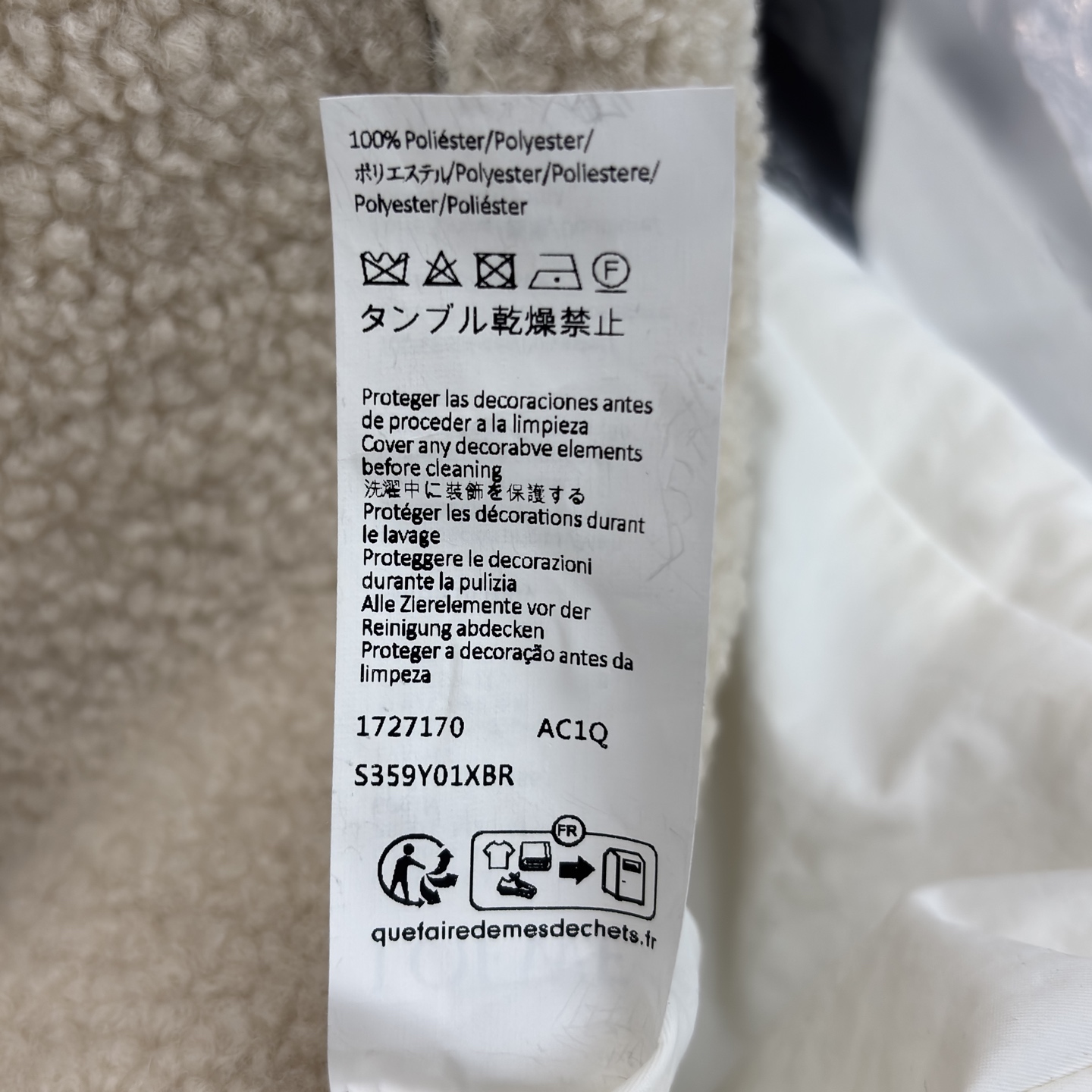 Low翻领两件套马甲 这波秋冬马甲直接拿捏氛围感 两件套设计太会了 羊羔毛领暖乎乎的 外搭防风面料 内搭