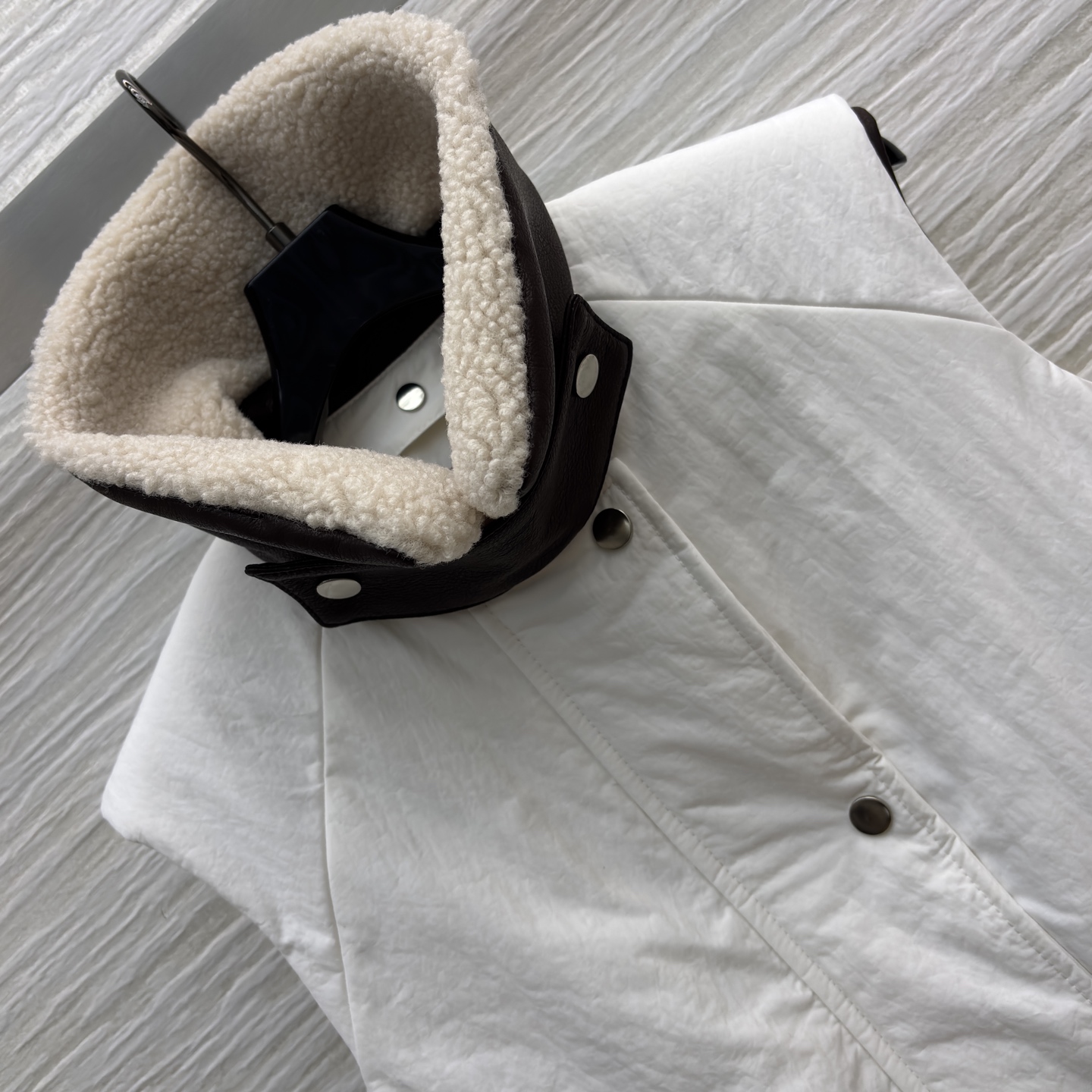 Low翻领两件套马甲 这波秋冬马甲直接拿捏氛围感 两件套设计太会了 羊羔毛领暖乎乎的 外搭防风面料 内搭