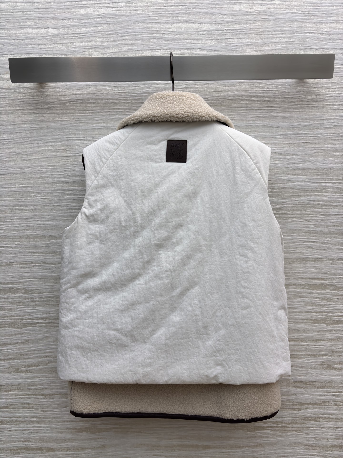 Low翻领两件套马甲 这波秋冬马甲直接拿捏氛围感 两件套设计太会了 羊羔毛领暖乎乎的 外搭防风面料 内搭