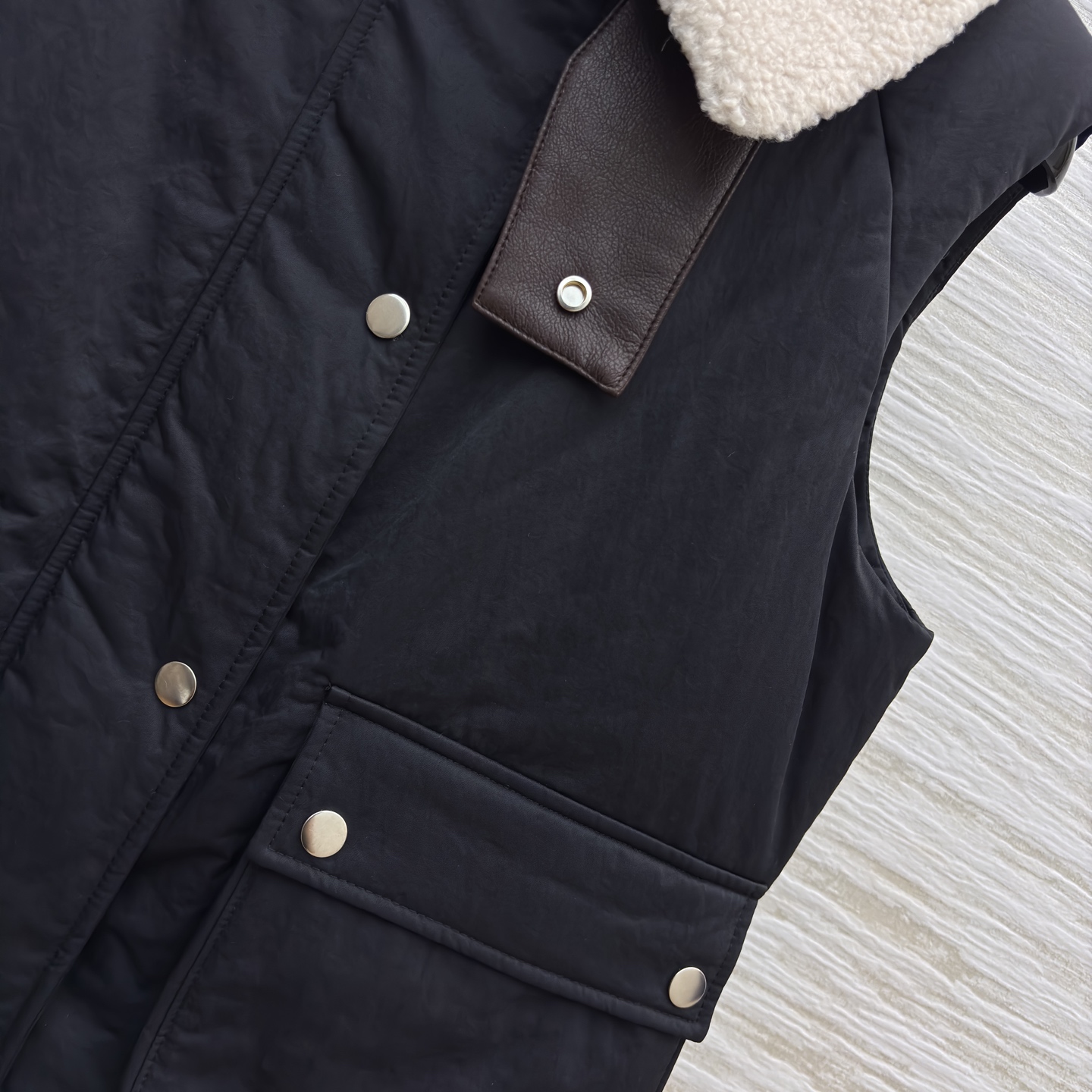 Low翻领两件套马甲 这波秋冬马甲直接拿捏氛围感 两件套设计太会了 羊羔毛领暖乎乎的 外搭防风面料 内搭