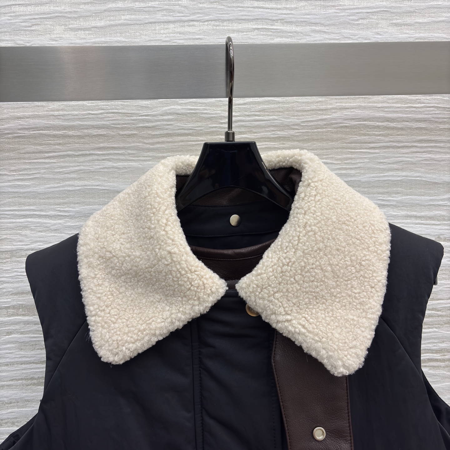 Low翻领两件套马甲 这波秋冬马甲直接拿捏氛围感 两件套设计太会了 羊羔毛领暖乎乎的 外搭防风面料 内搭