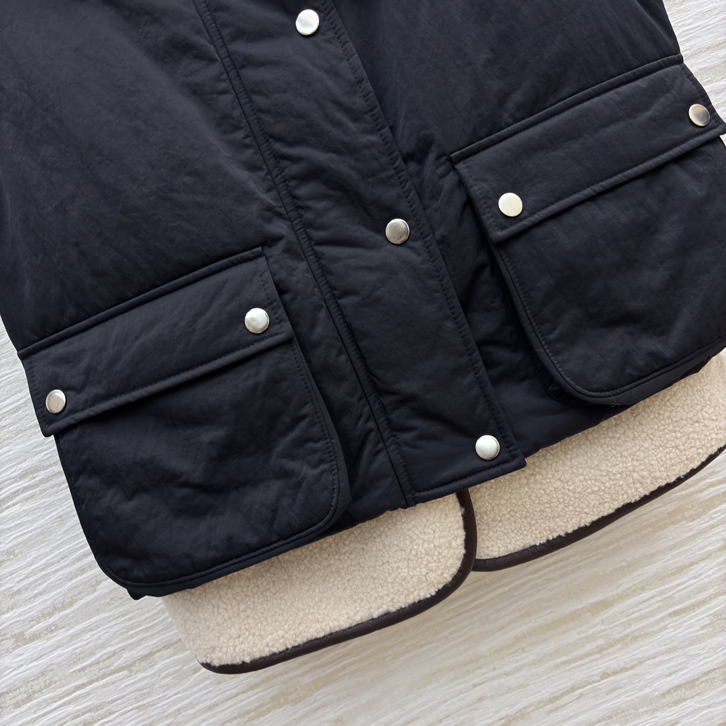 Low翻领两件套马甲 这波秋冬马甲直接拿捏氛围感 两件套设计太会了 羊羔毛领暖乎乎的 外搭防风面料 内搭