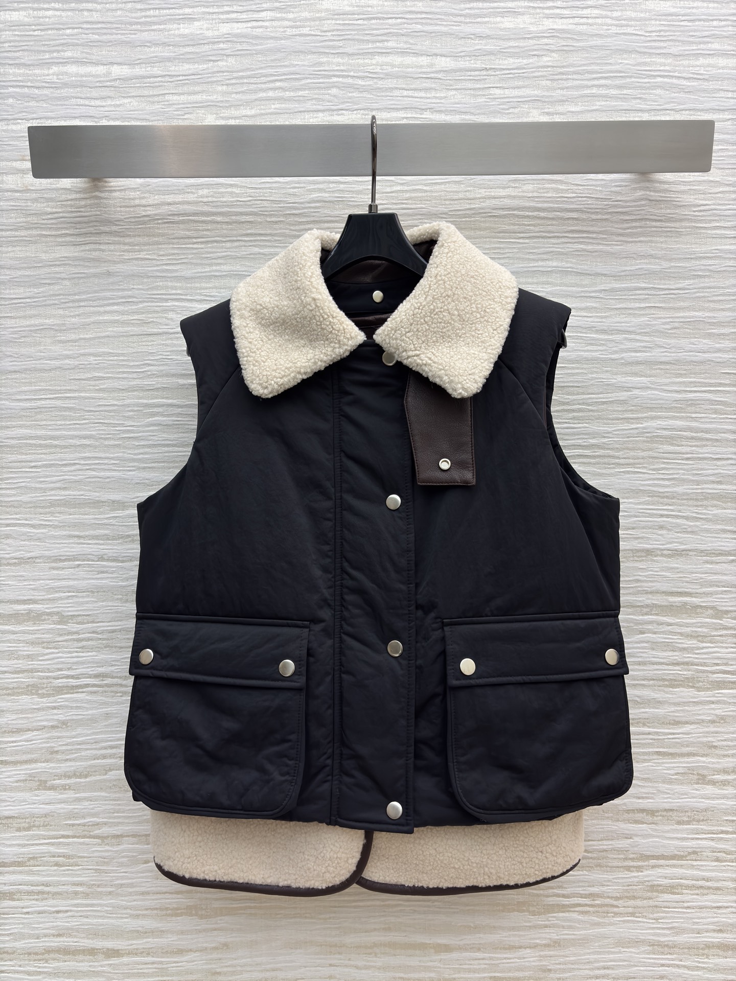 Low翻领两件套马甲 这波秋冬马甲直接拿捏氛围感 两件套设计太会了 羊羔毛领暖乎乎的 外搭防风面料 内搭