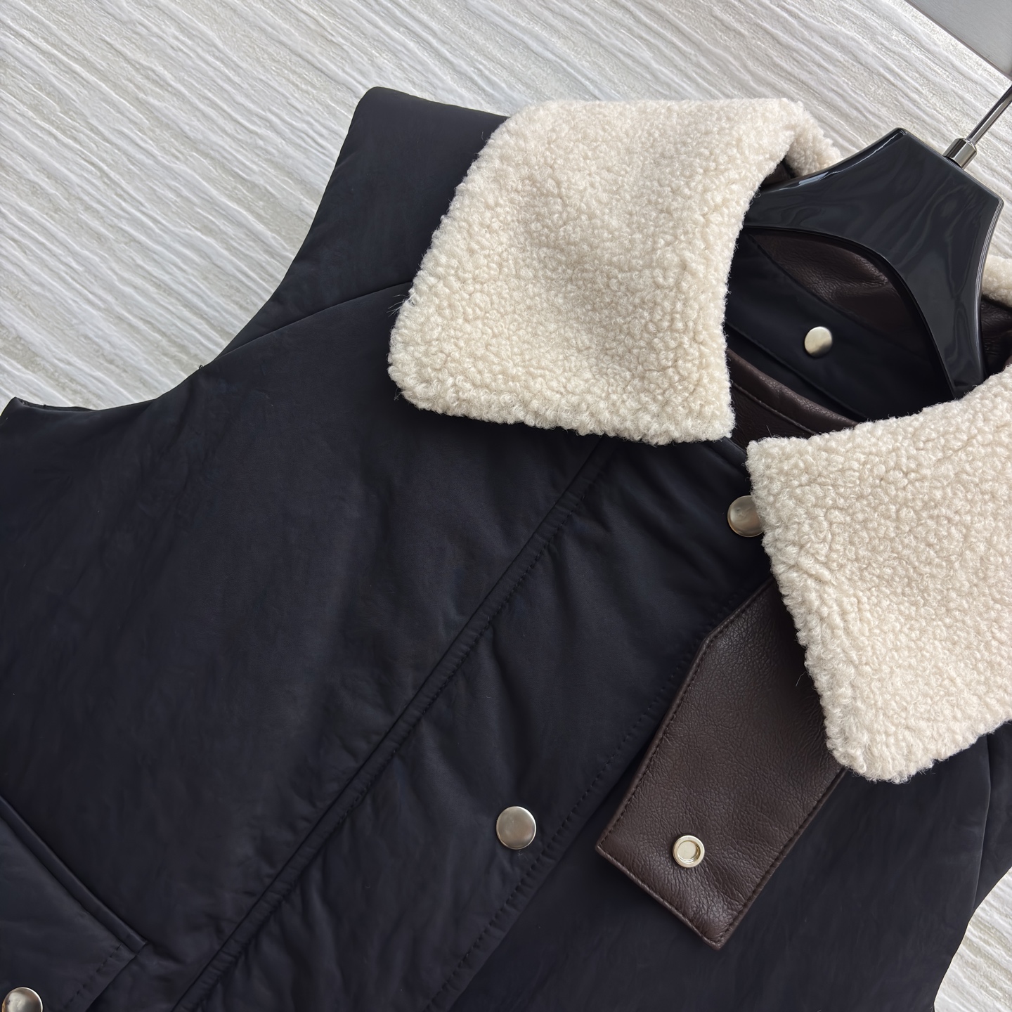 Low翻领两件套马甲 这波秋冬马甲直接拿捏氛围感 两件套设计太会了 羊羔毛领暖乎乎的 外搭防风面料 内搭