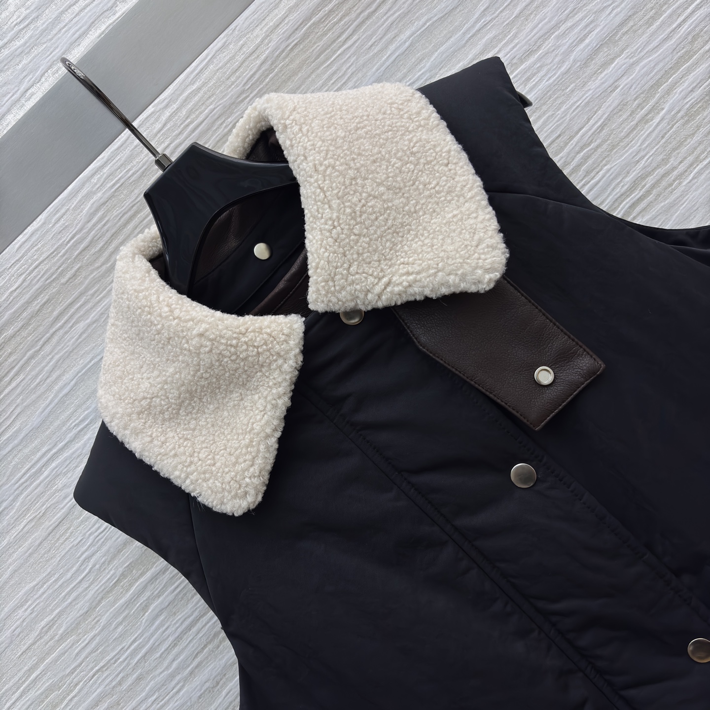 Low翻领两件套马甲 这波秋冬马甲直接拿捏氛围感 两件套设计太会了 羊羔毛领暖乎乎的 外搭防风面料 内搭