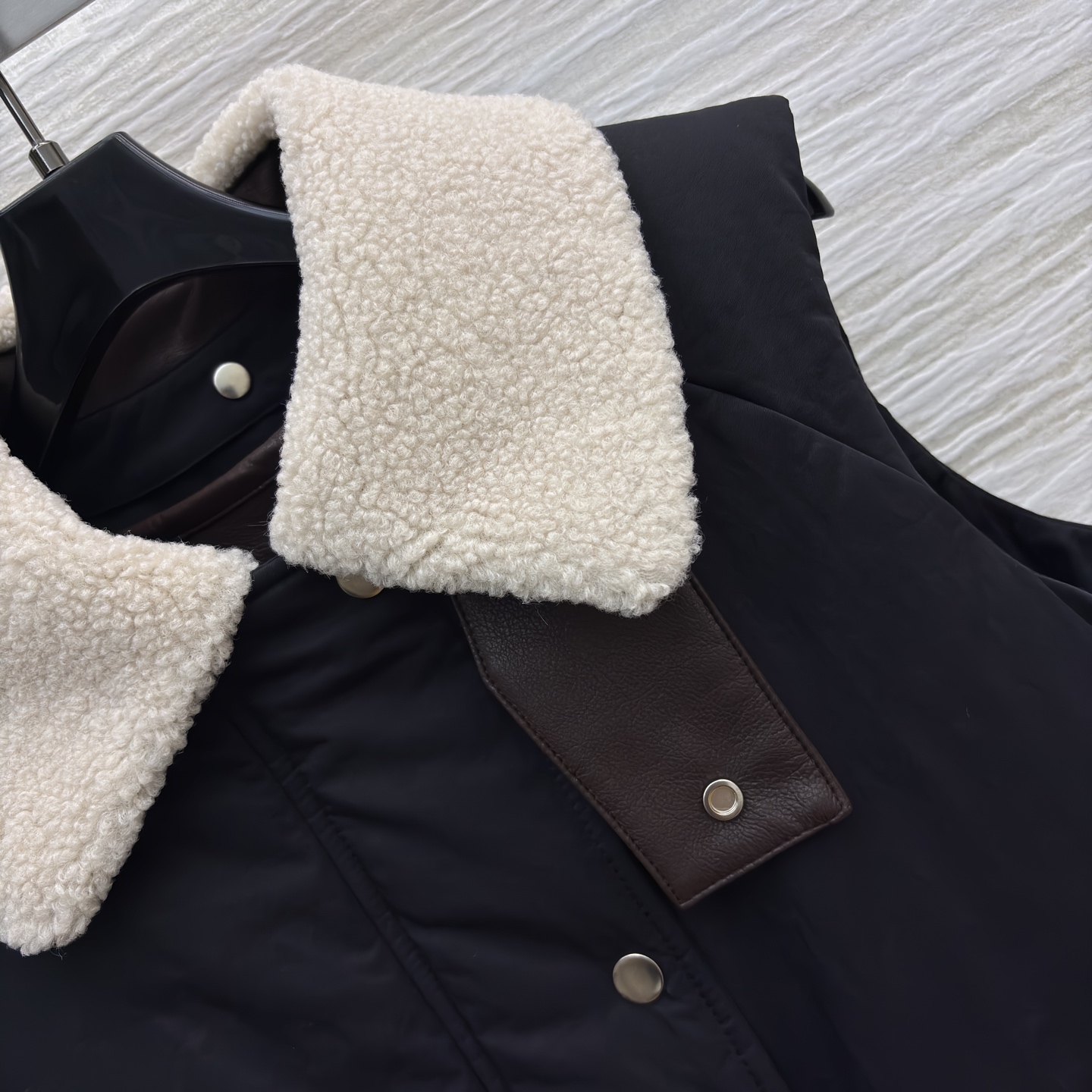 Low翻领两件套马甲 这波秋冬马甲直接拿捏氛围感 两件套设计太会了 羊羔毛领暖乎乎的 外搭防风面料 内搭