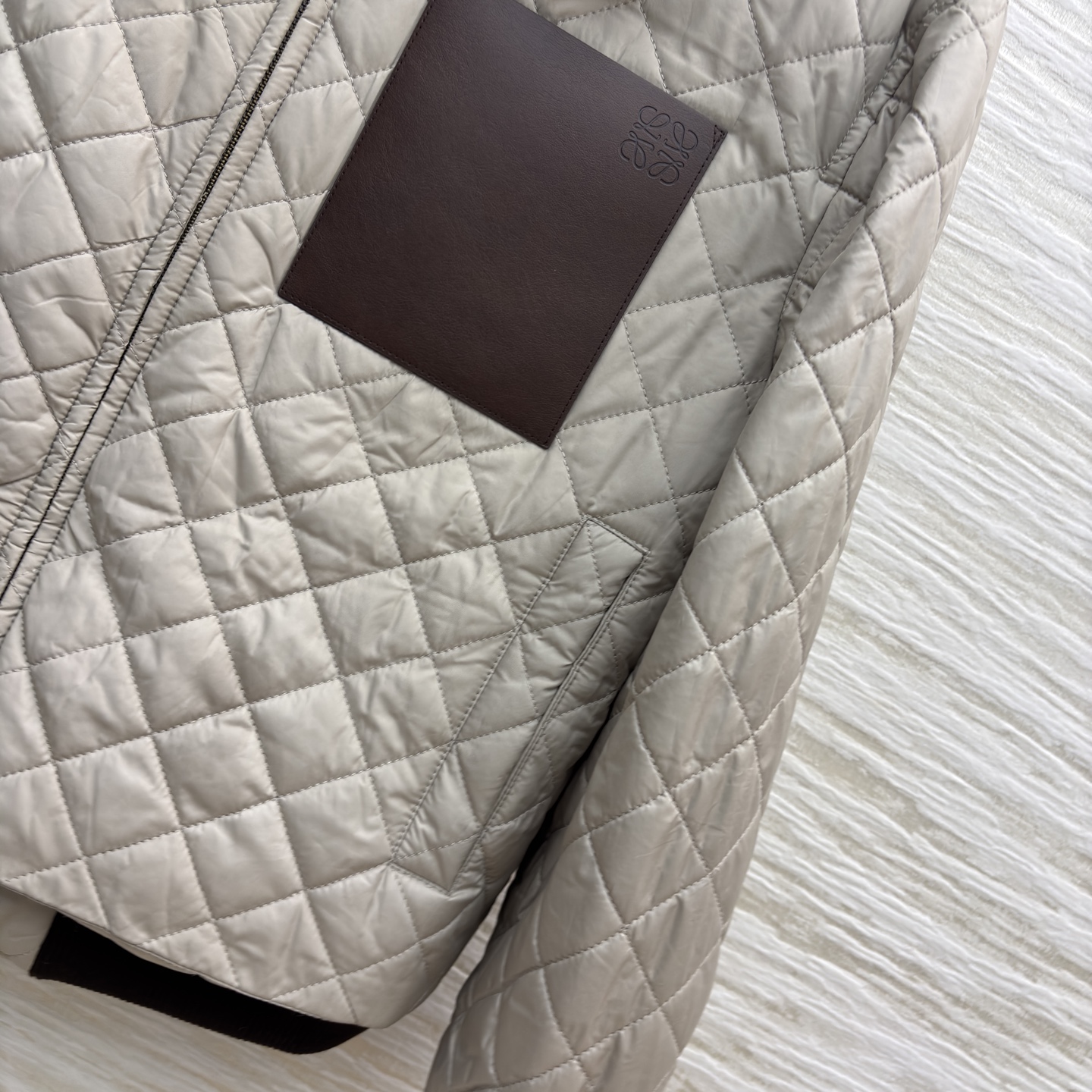 Low翻领菱格棉服 浅卡其自带温柔滤镜 灯芯绒领 袖口添了复古质感 皮质贴标细节高级感拉满 轻便保暖不臃