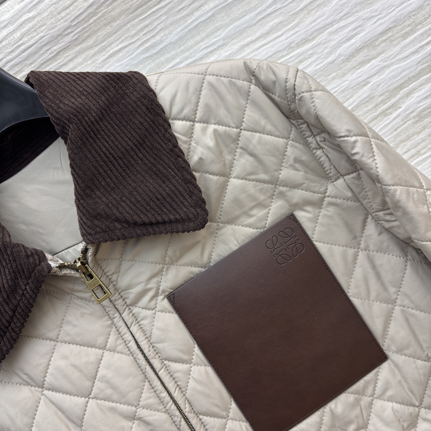 Low翻领菱格棉服 浅卡其自带温柔滤镜 灯芯绒领 袖口添了复古质感 皮质贴标细节高级感拉满 轻便保暖不臃