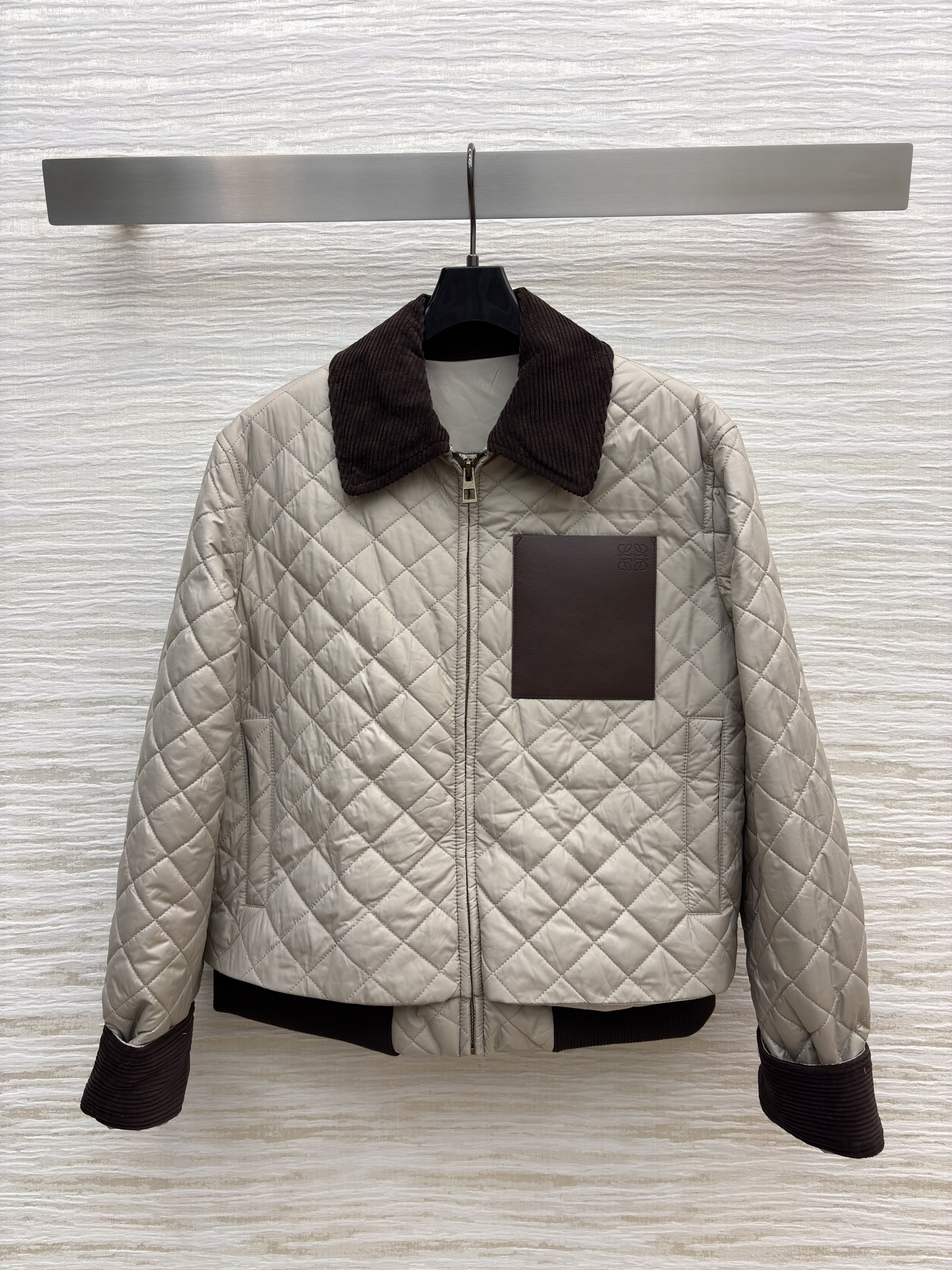 Low翻领菱格棉服 浅卡其自带温柔滤镜 灯芯绒领 袖口添了复古质感 皮质贴标细节高级感拉满 轻便保暖不臃