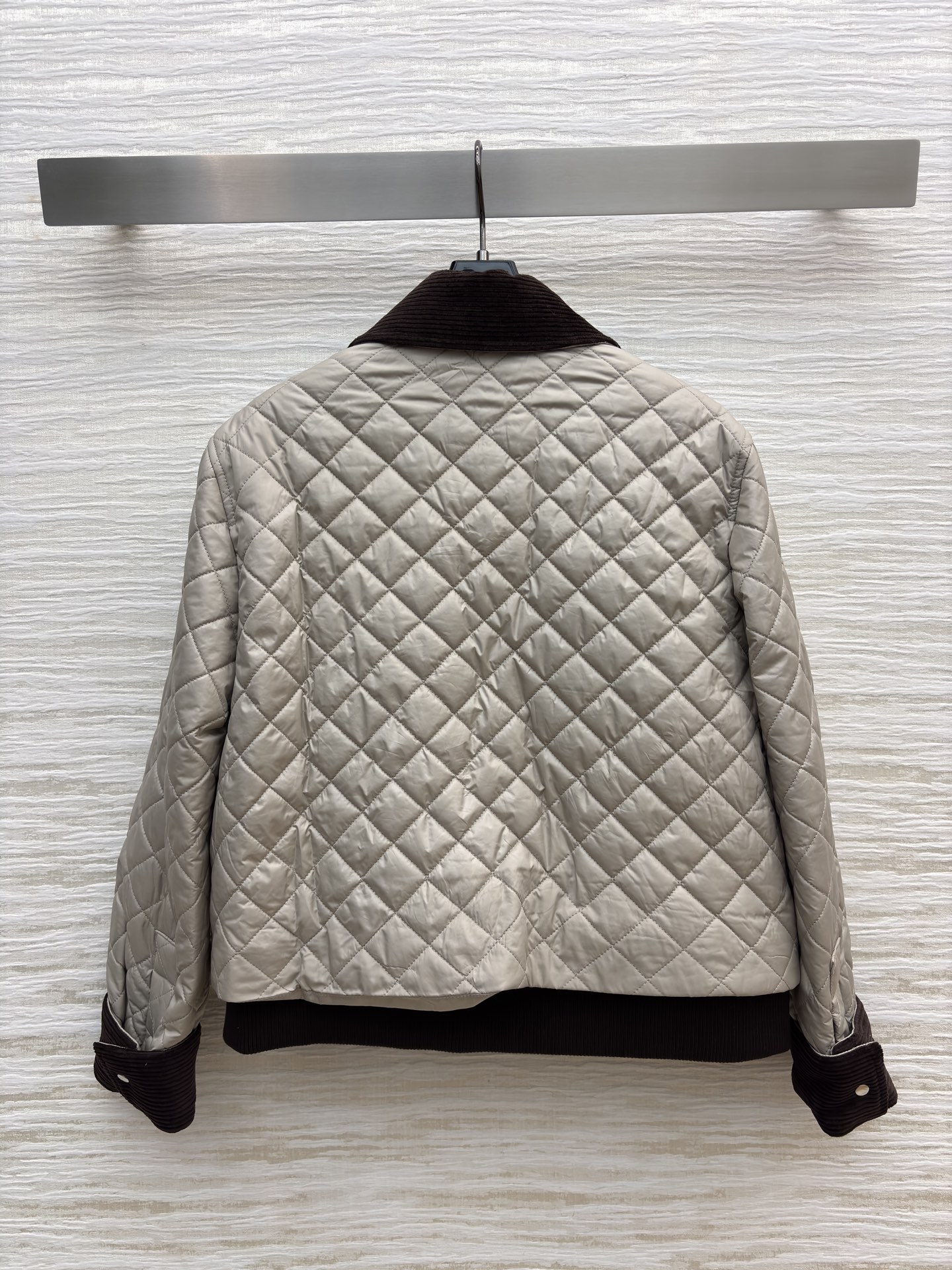 Low翻领菱格棉服 浅卡其自带温柔滤镜 灯芯绒领 袖口添了复古质感 皮质贴标细节高级感拉满 轻便保暖不臃