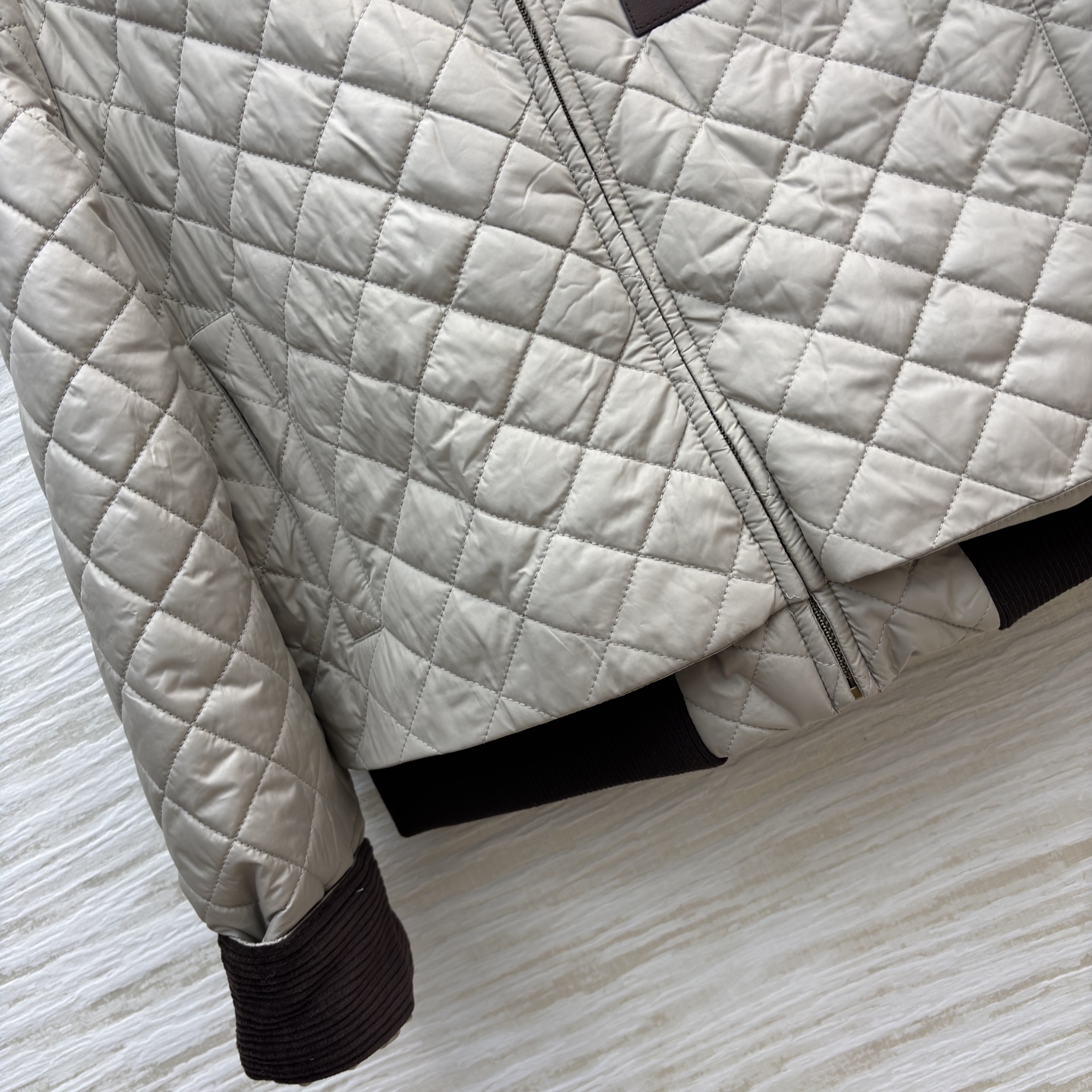 Low翻领菱格棉服 浅卡其自带温柔滤镜 灯芯绒领 袖口添了复古质感 皮质贴标细节高级感拉满 轻便保暖不臃