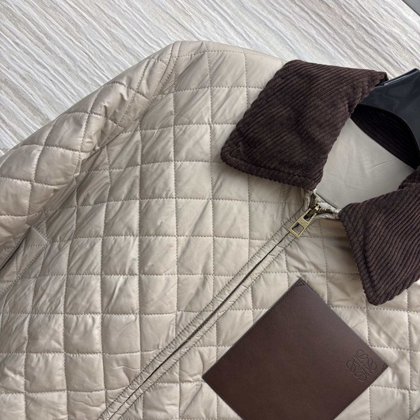 Low翻领菱格棉服 浅卡其自带温柔滤镜 灯芯绒领 袖口添了复古质感 皮质贴标细节高级感拉满 轻便保暖不臃