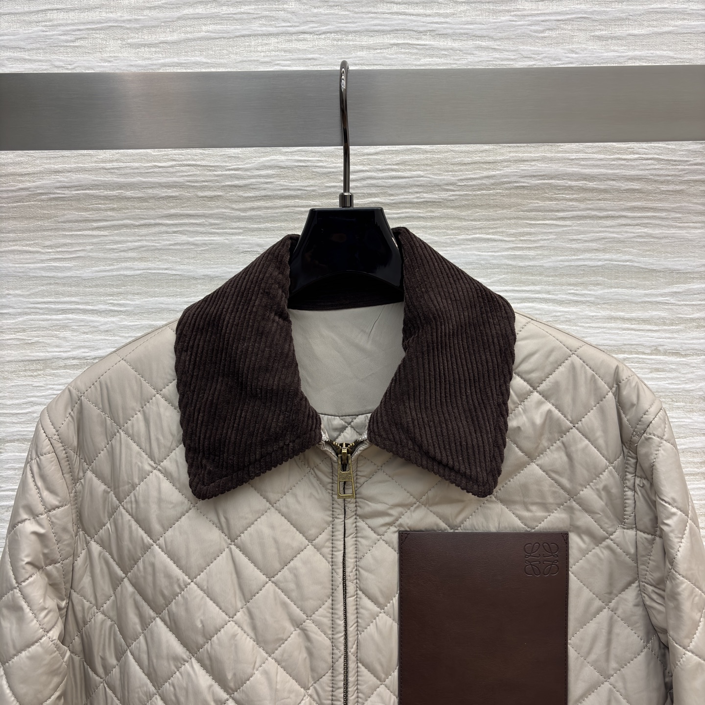 Low翻领菱格棉服 浅卡其自带温柔滤镜 灯芯绒领 袖口添了复古质感 皮质贴标细节高级感拉满 轻便保暖不臃